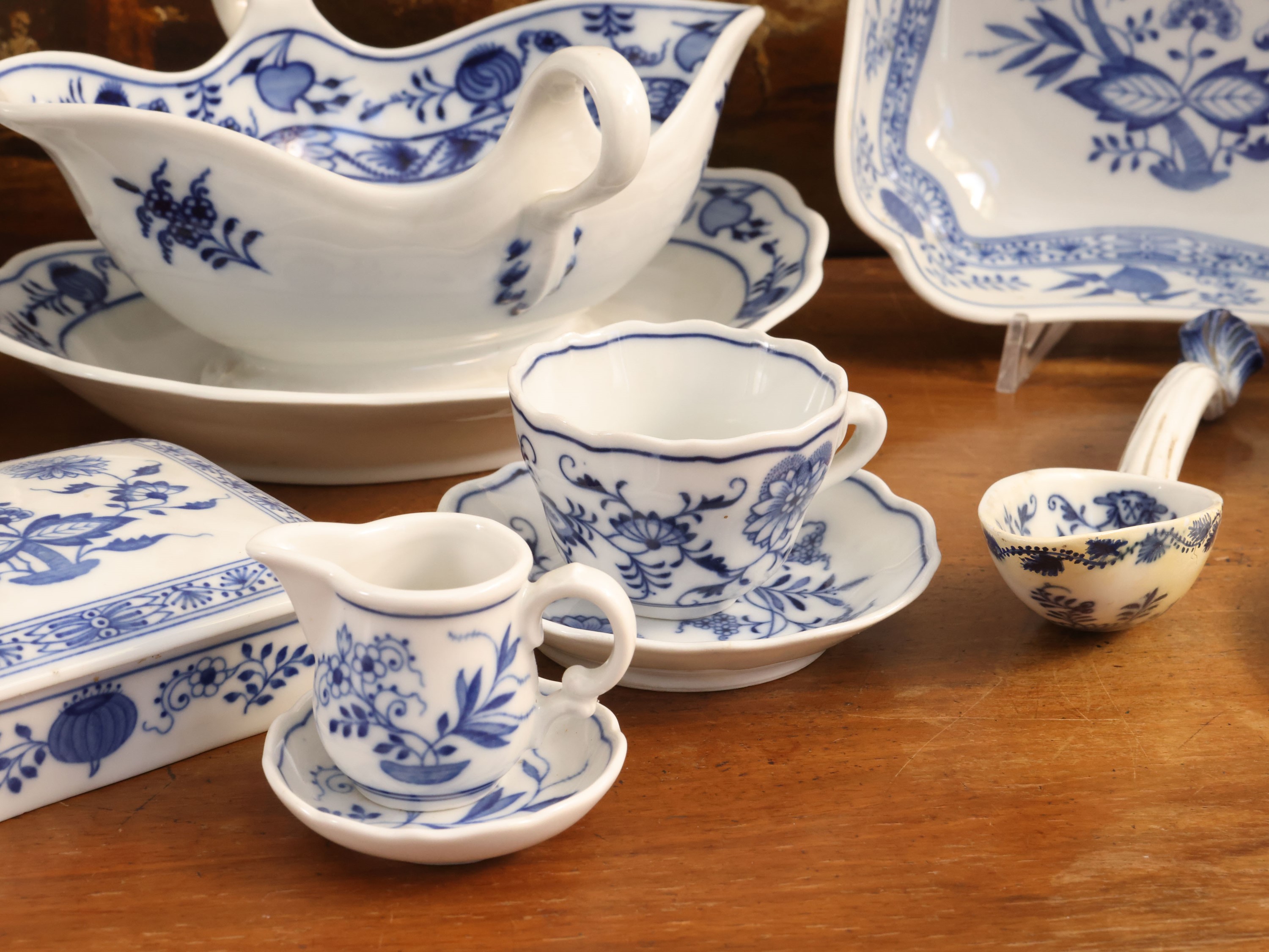 Porcellana tedesca, Set per brunch decorato in monocromia blu con motivo a fiore di cipolla
