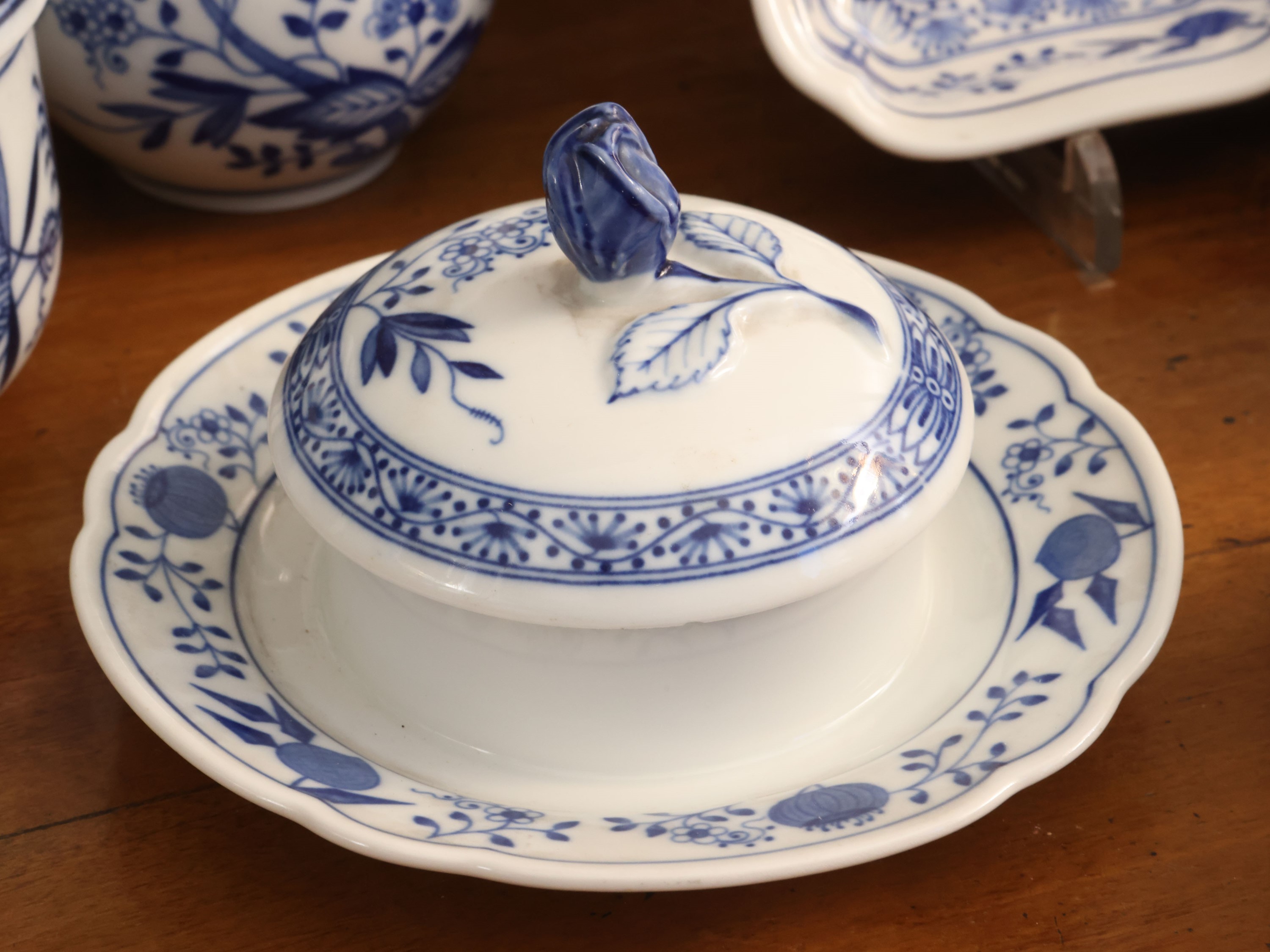Porcellana tedesca, Set per brunch decorato in monocromia blu con motivo a fiore di cipolla