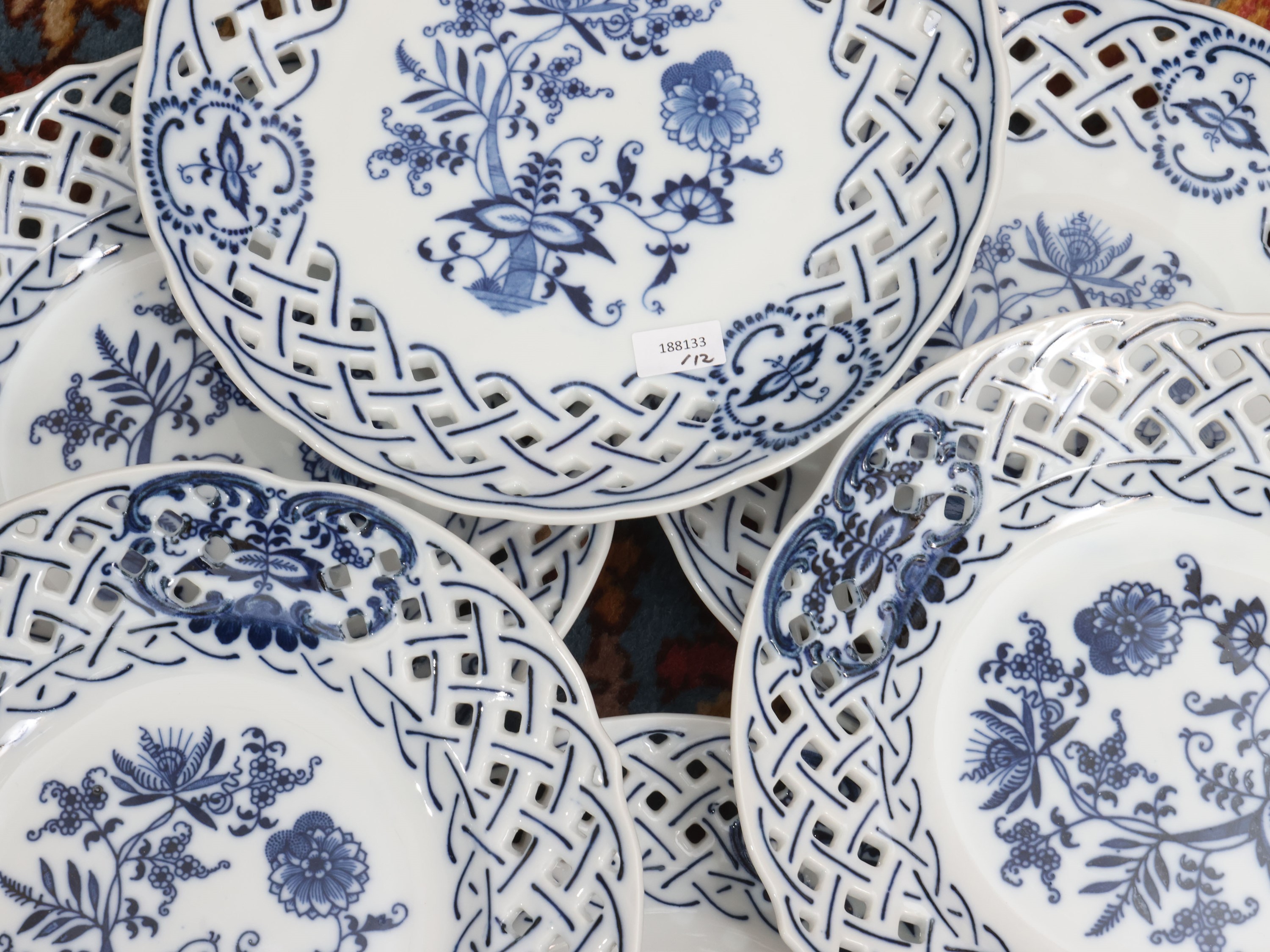 Serie di dodici piattini da dessert in porcellana, decorazione monocroma blu con motivo del fiore...