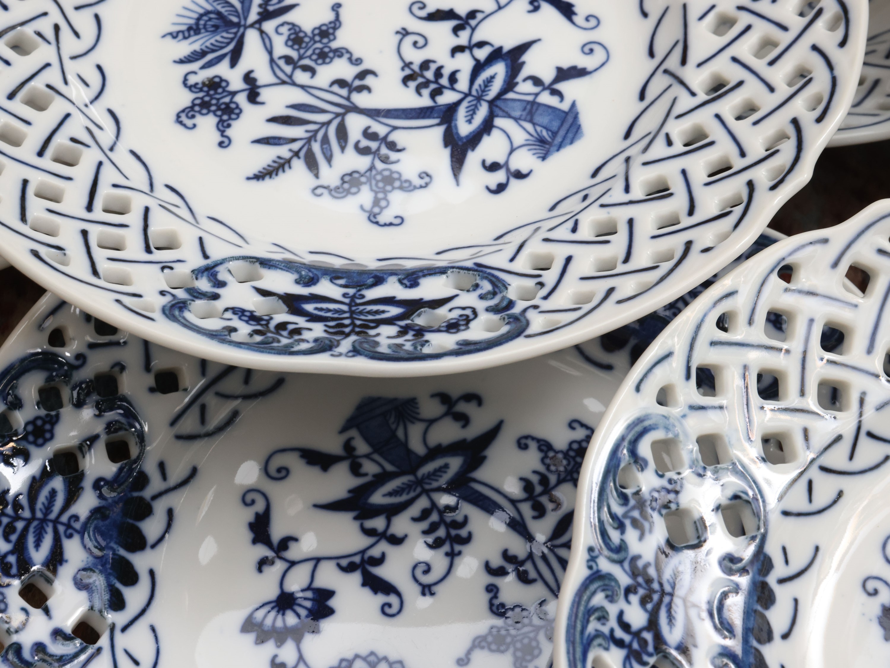 Serie di dodici piattini da dessert in porcellana, decorazione monocroma blu con motivo del fiore...