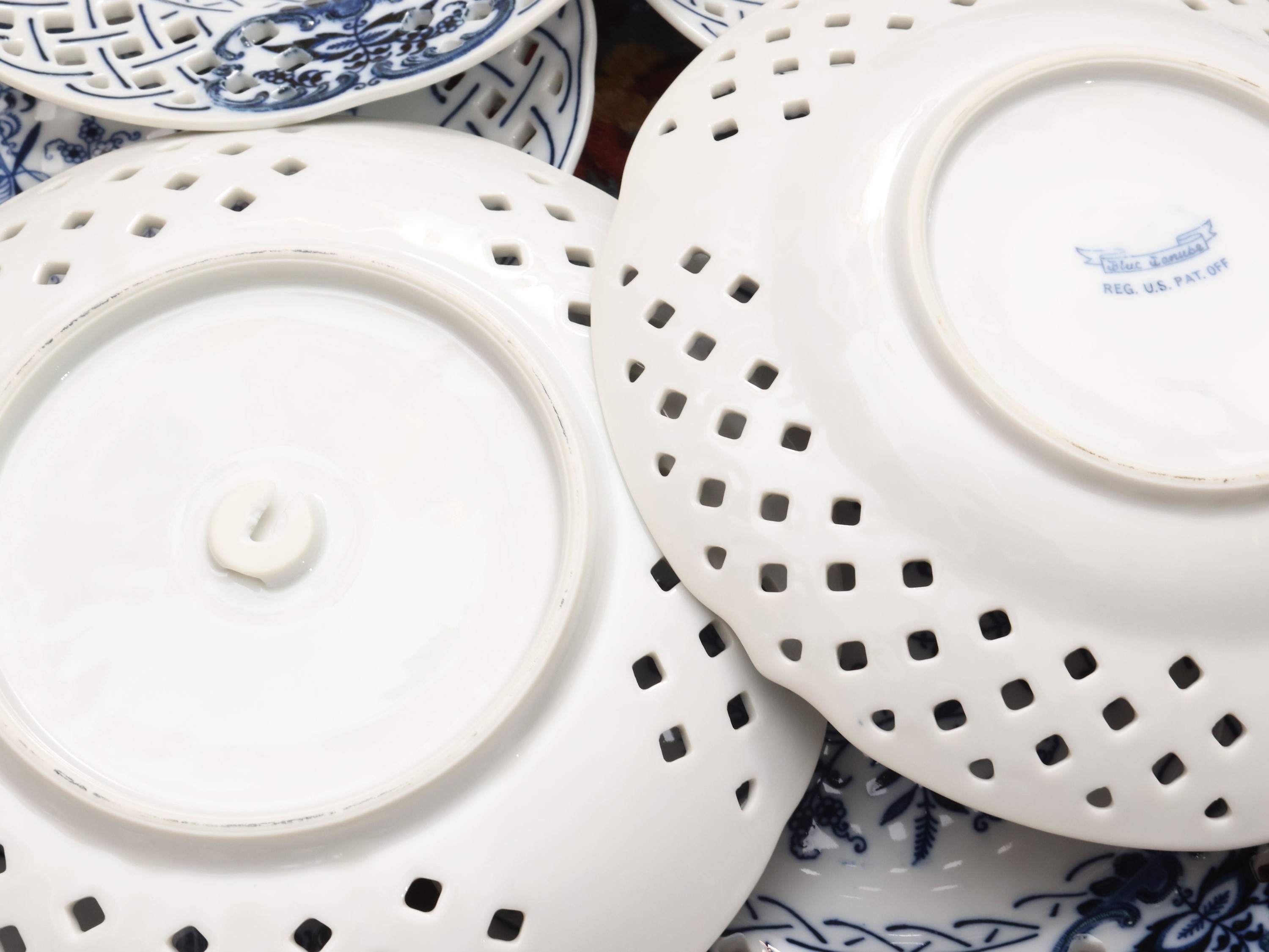 Serie di dodici piattini da dessert in porcellana, decorazione monocroma blu con motivo del fiore...