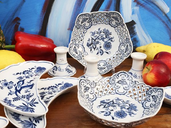 Porcelain table accessories