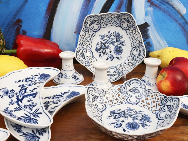 Accessori per la tavola in porcellana, decorazione monocroma blu a motivo floreale