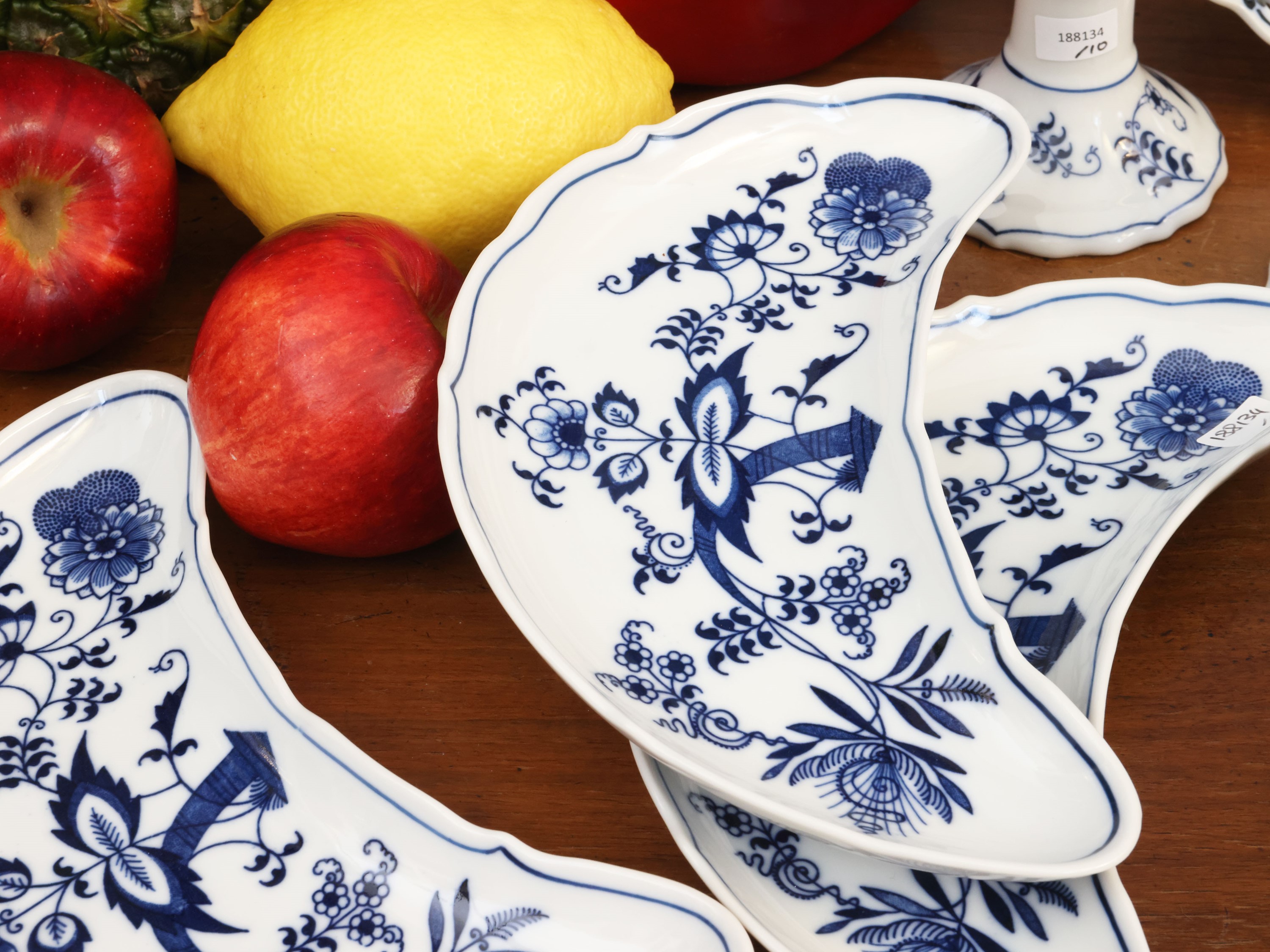 Accessori per la tavola in porcellana, decorazione monocroma blu a motivo floreale