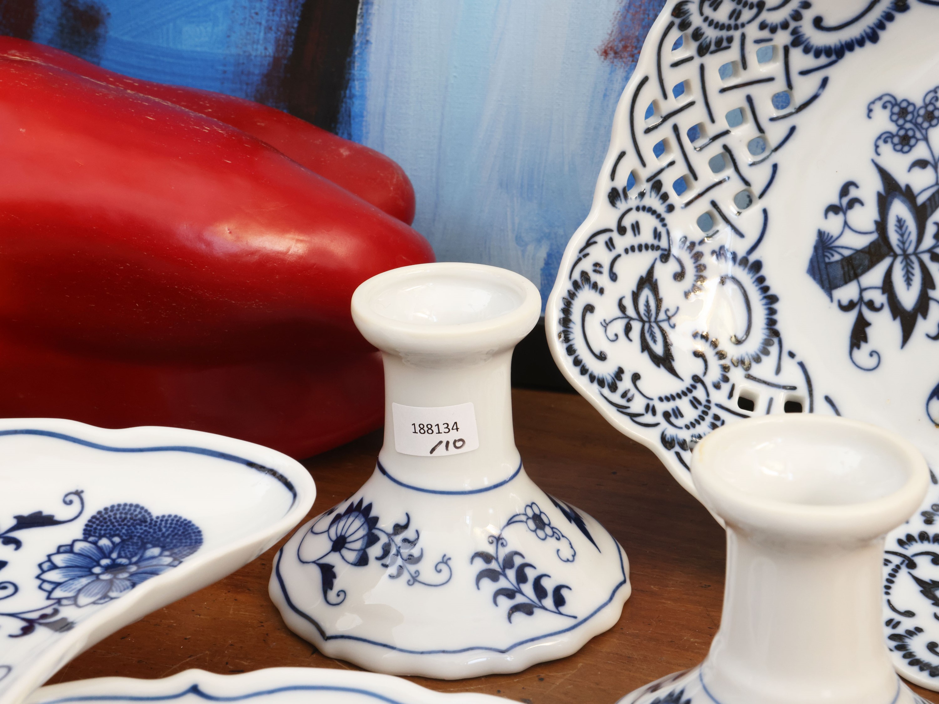 Accessori per la tavola in porcellana, decorazione monocroma blu a motivo floreale