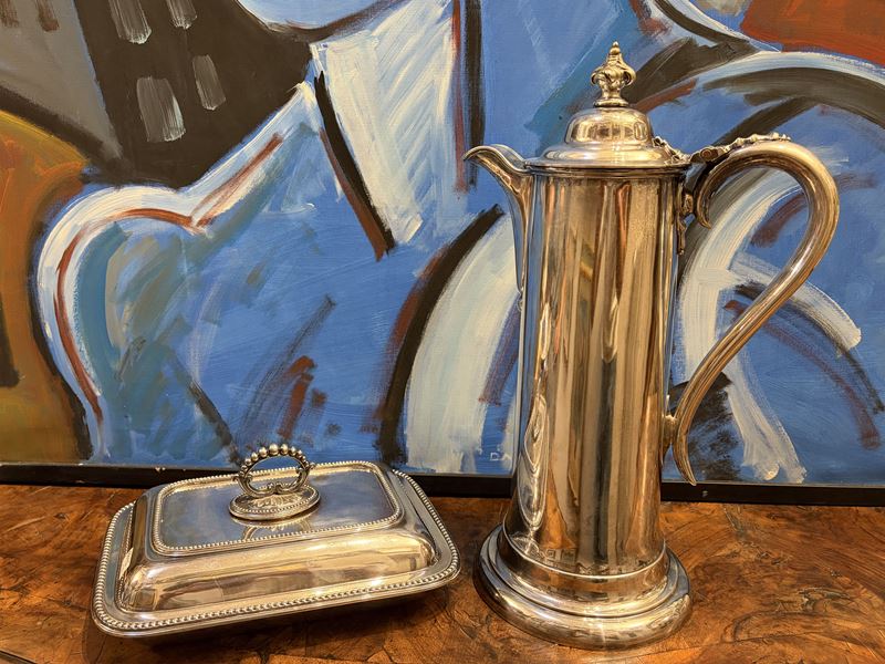 Accessori per la tavola, legumiera e grande brocca in metallo argentato (due pezzi)