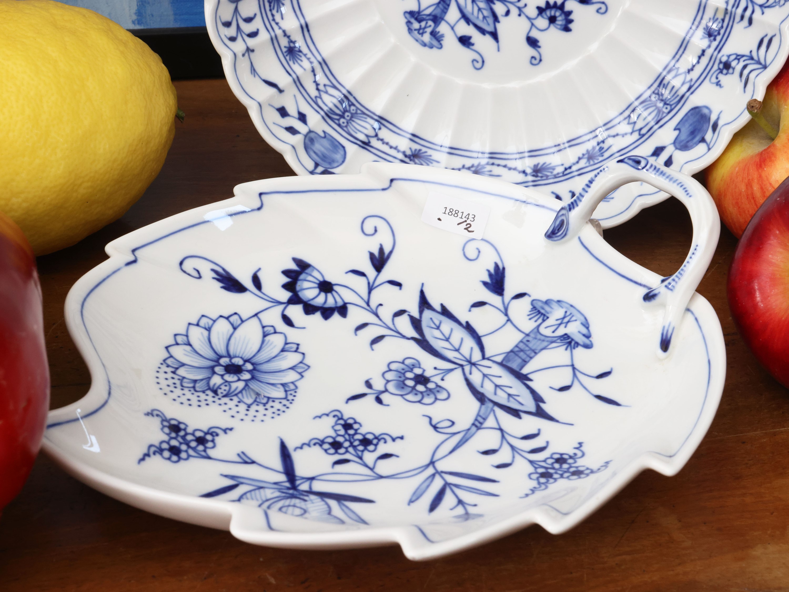 Meissen, Due cestini porta-bonbon in porcellana con decorazione monocroma blu