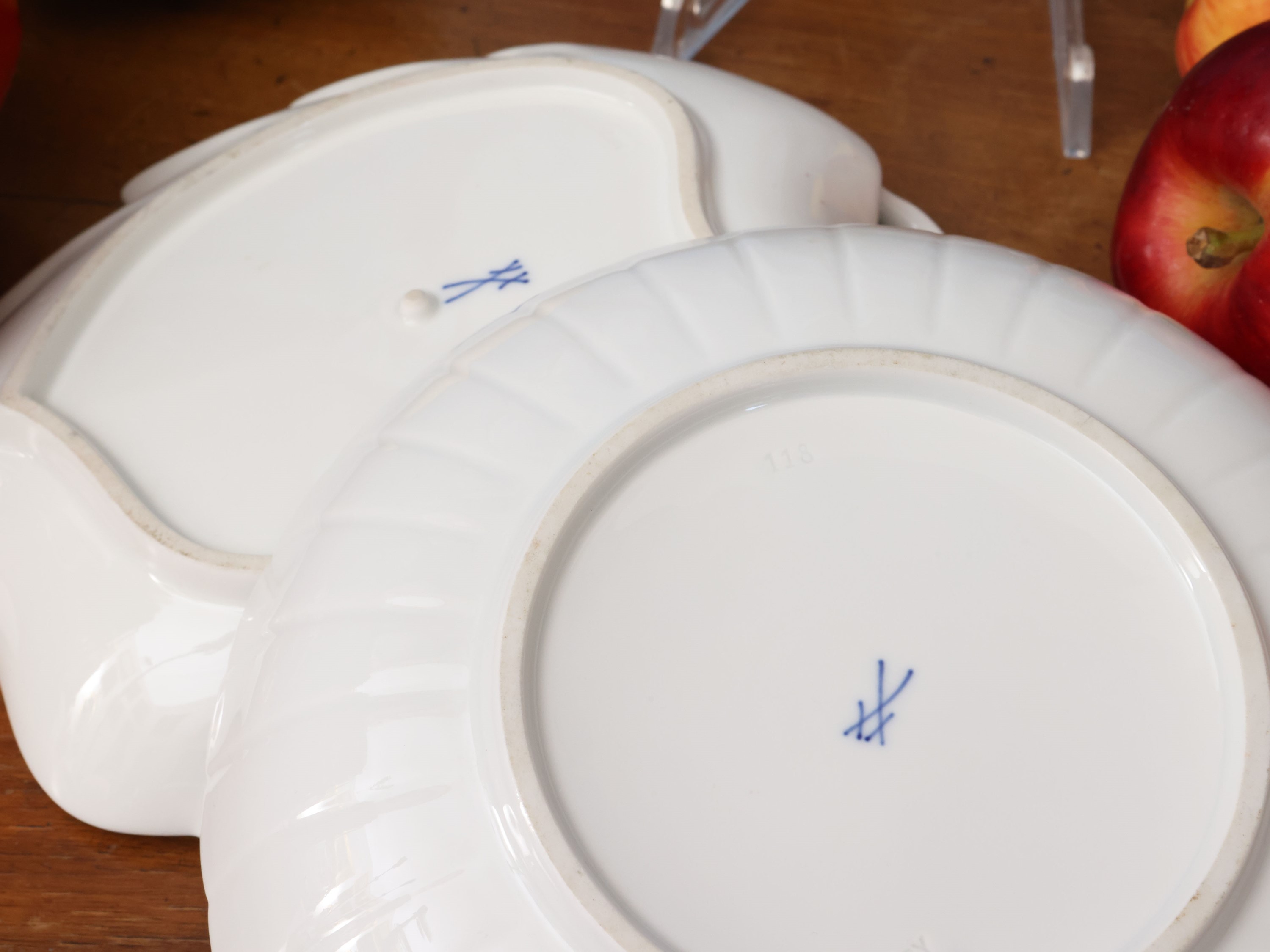 Meissen, Due cestini porta-bonbon in porcellana con decorazione monocroma blu