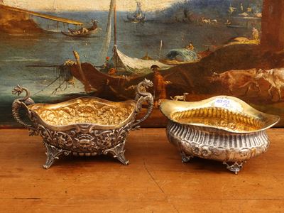 Due piccoli cestini in argento, scultura a grottesche e motivi floreali, interni in vermeil