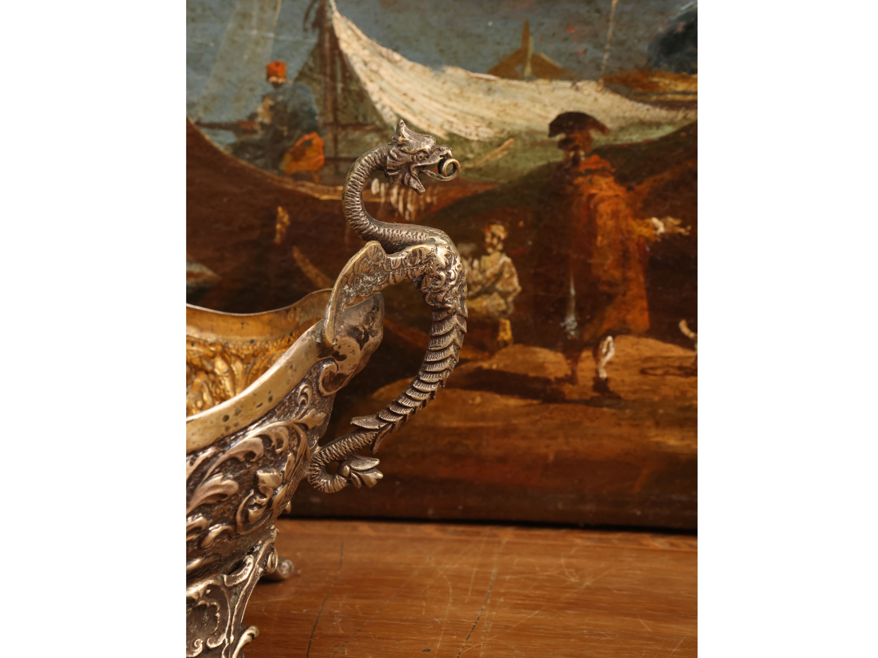 Due piccoli cestini in argento, scultura a grottesche e motivi floreali, interni in vermeil