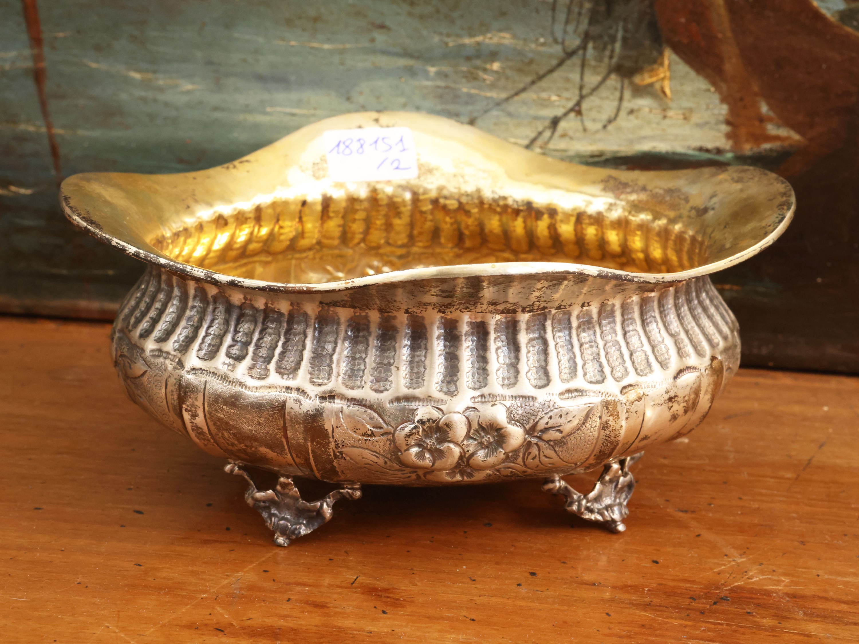 Due piccoli cestini in argento, scultura a grottesche e motivi floreali, interni in vermeil