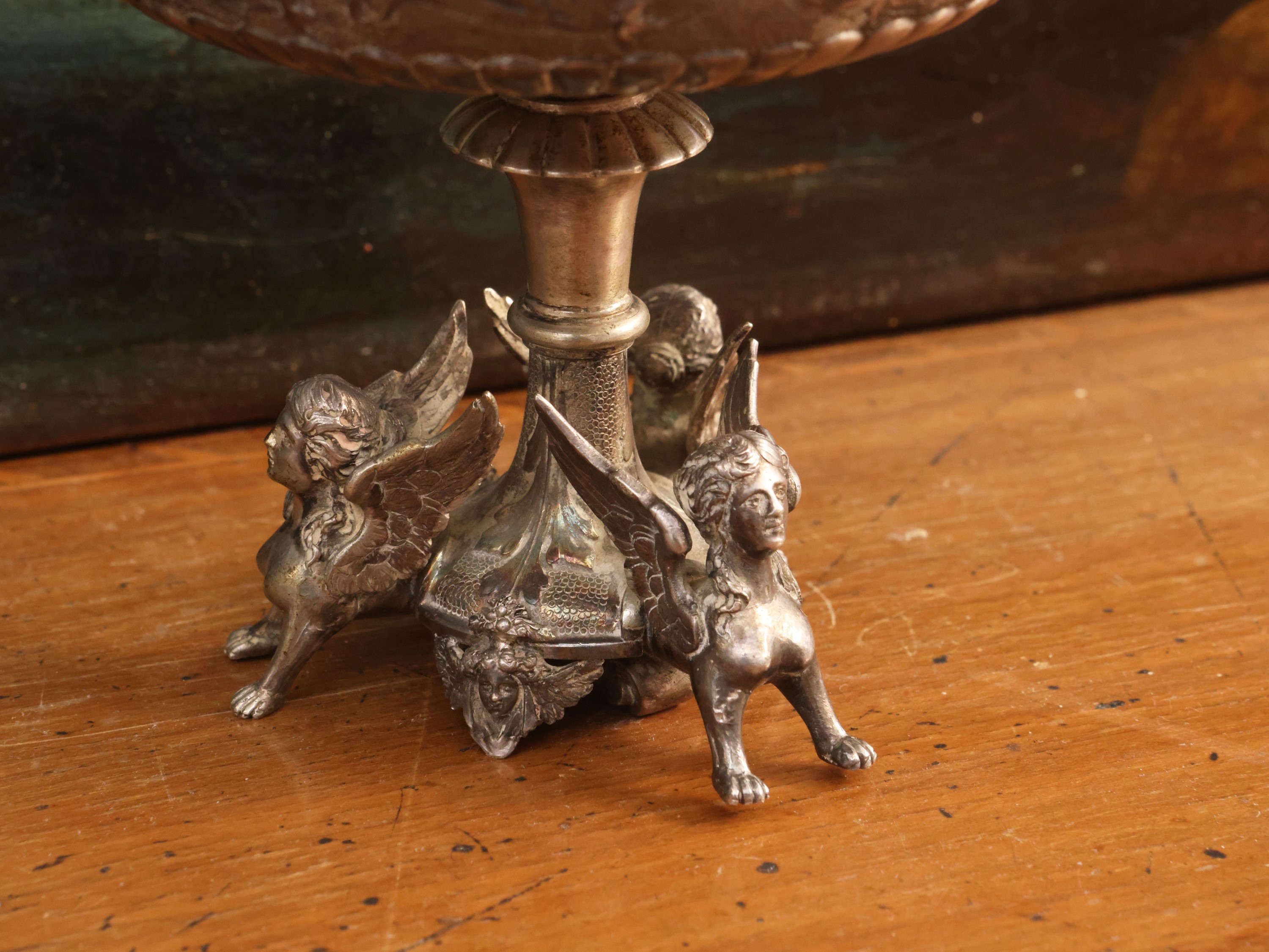 Due piccoli cestini in argento, scultura a grottesche e motivi floreali, interni in vermeil
