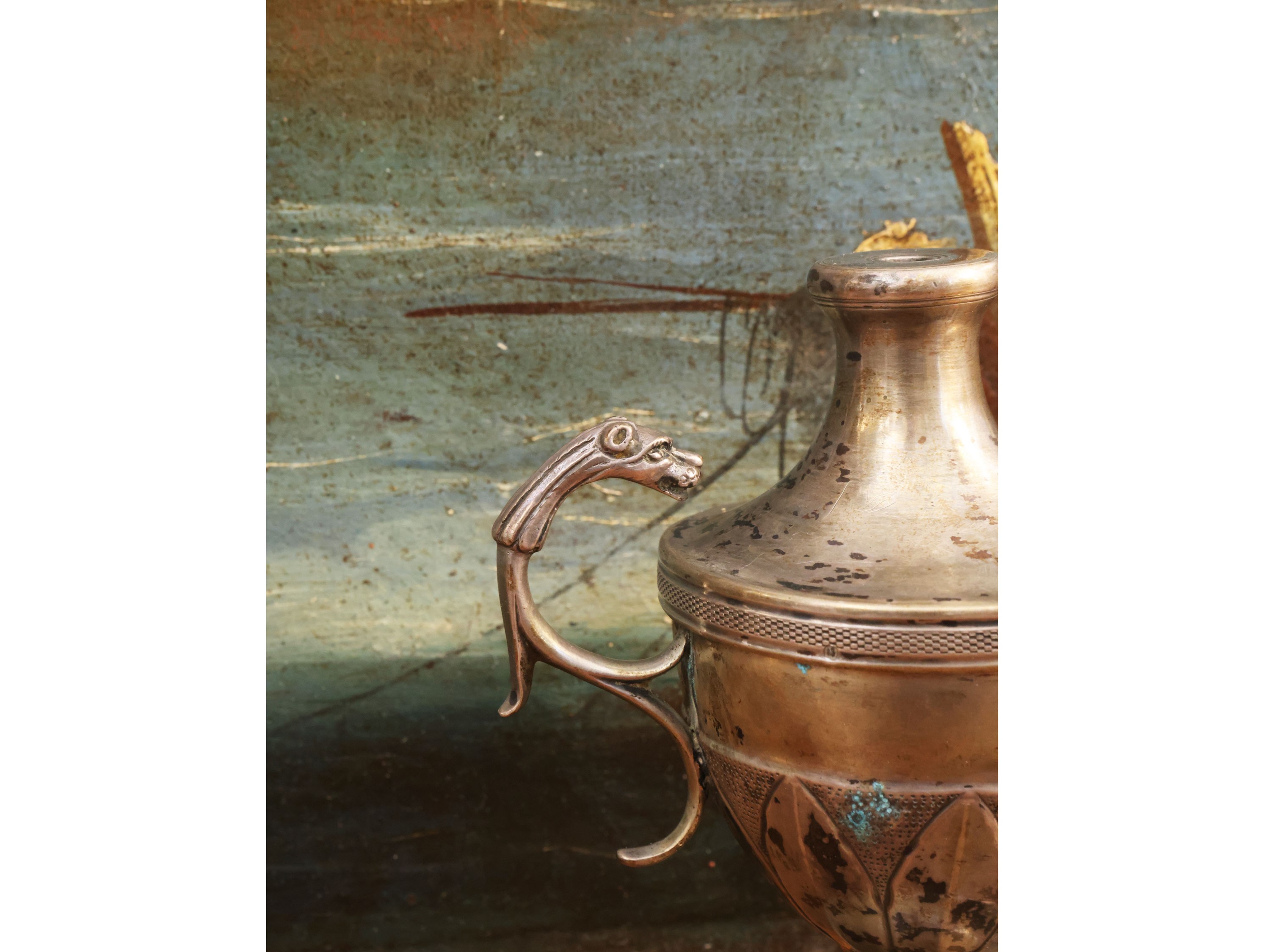Argenteria da collezione, secchiello per acqua benedetta e oggetti decorativi in stile storico (S...