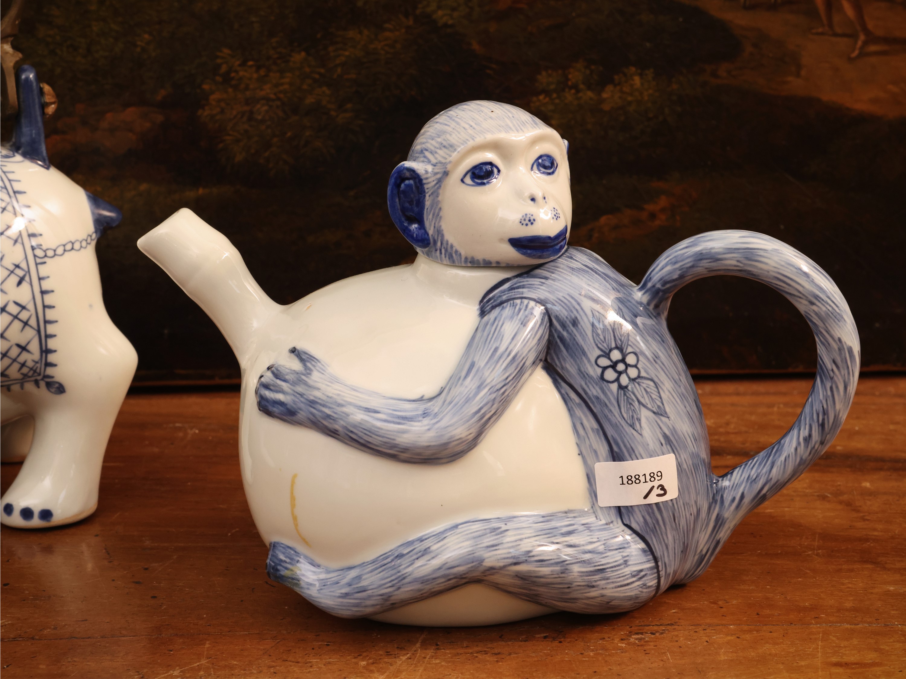 Set di tre teiere, porcellana monocroma blu con decorazioni animalier