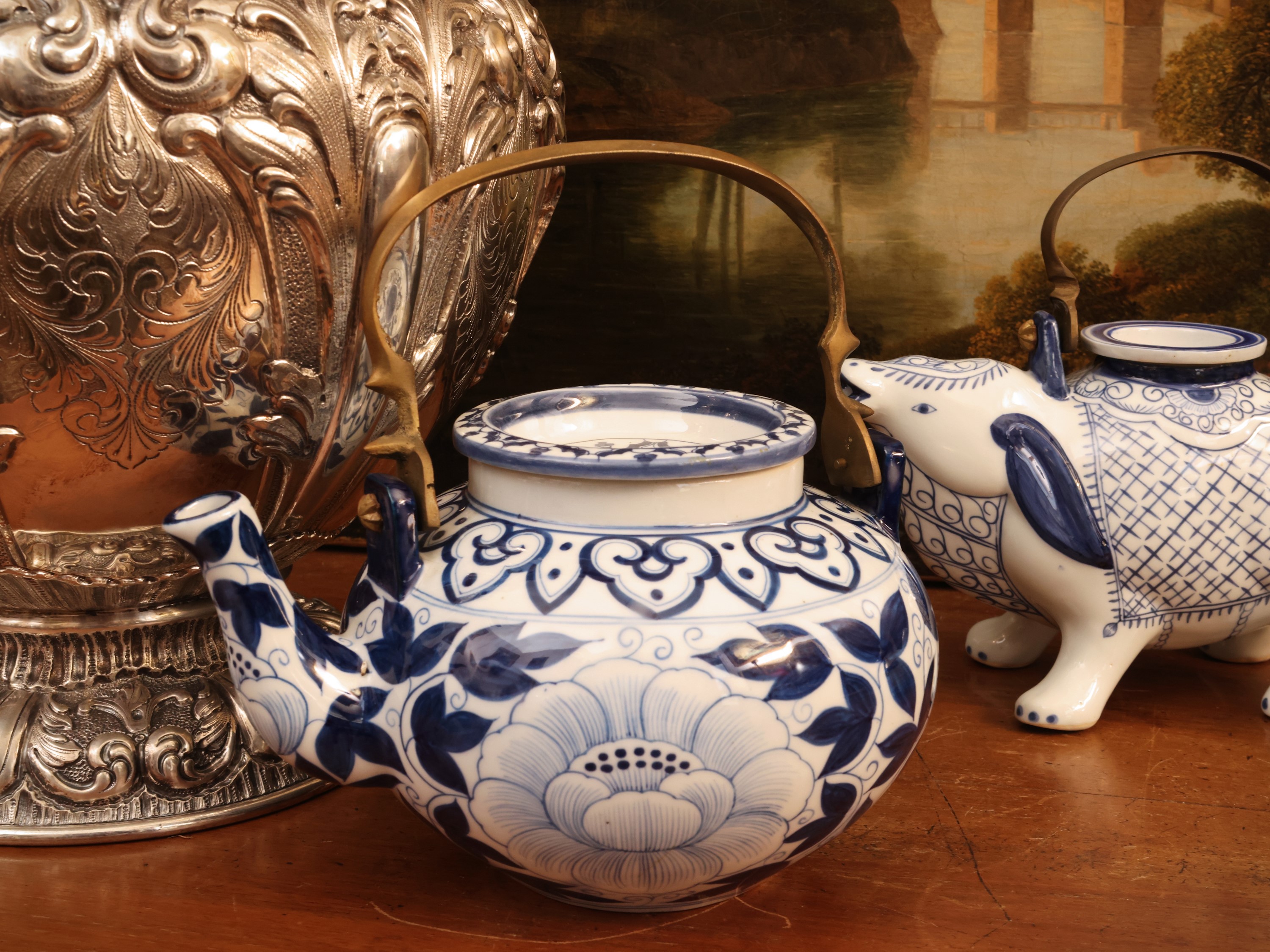 Set di tre teiere, porcellana monocroma blu con decorazioni animalier