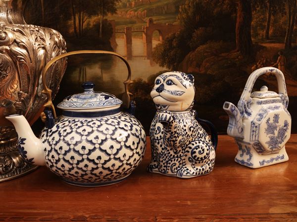 Tre teiere in porcellana di gusto orientale