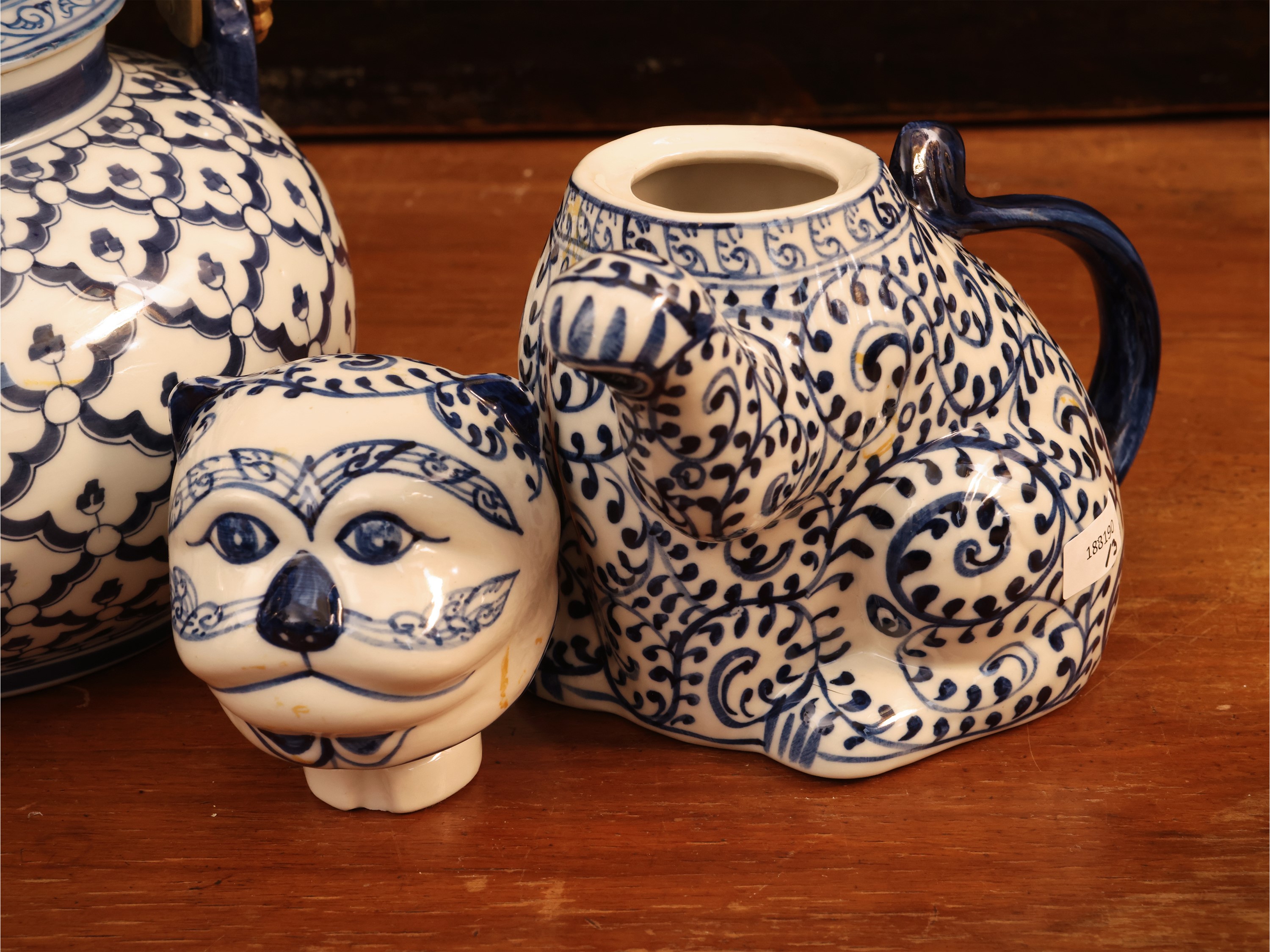 Set di tre teiere in porcellana policroma, monocromia blu, gusto orientale