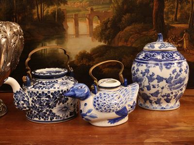 Accessori in porcellana di gusto orientale, barattolo e teiere in monocromia blu