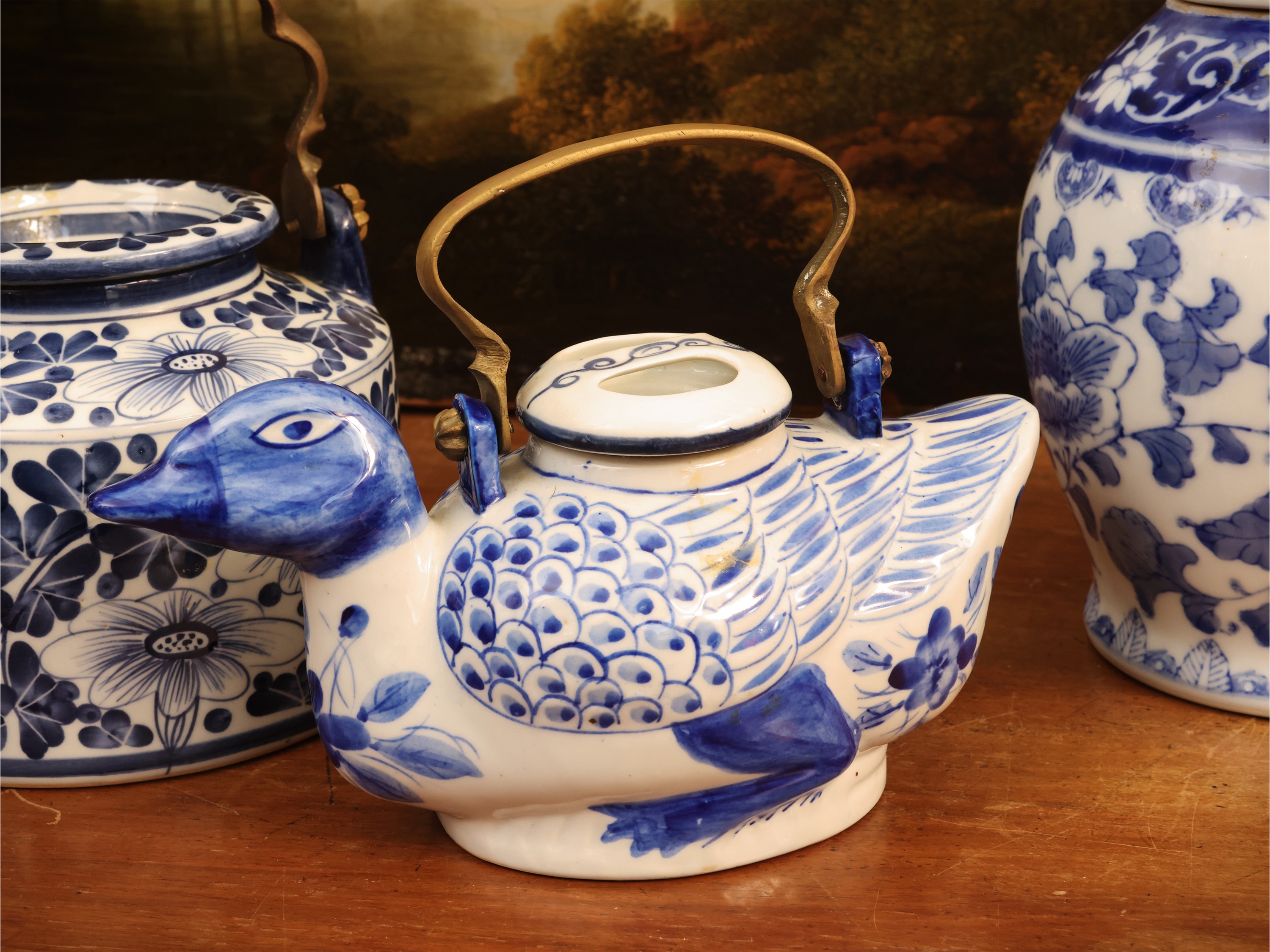 Accessori in porcellana di gusto orientale, barattolo e teiere in monocromia blu