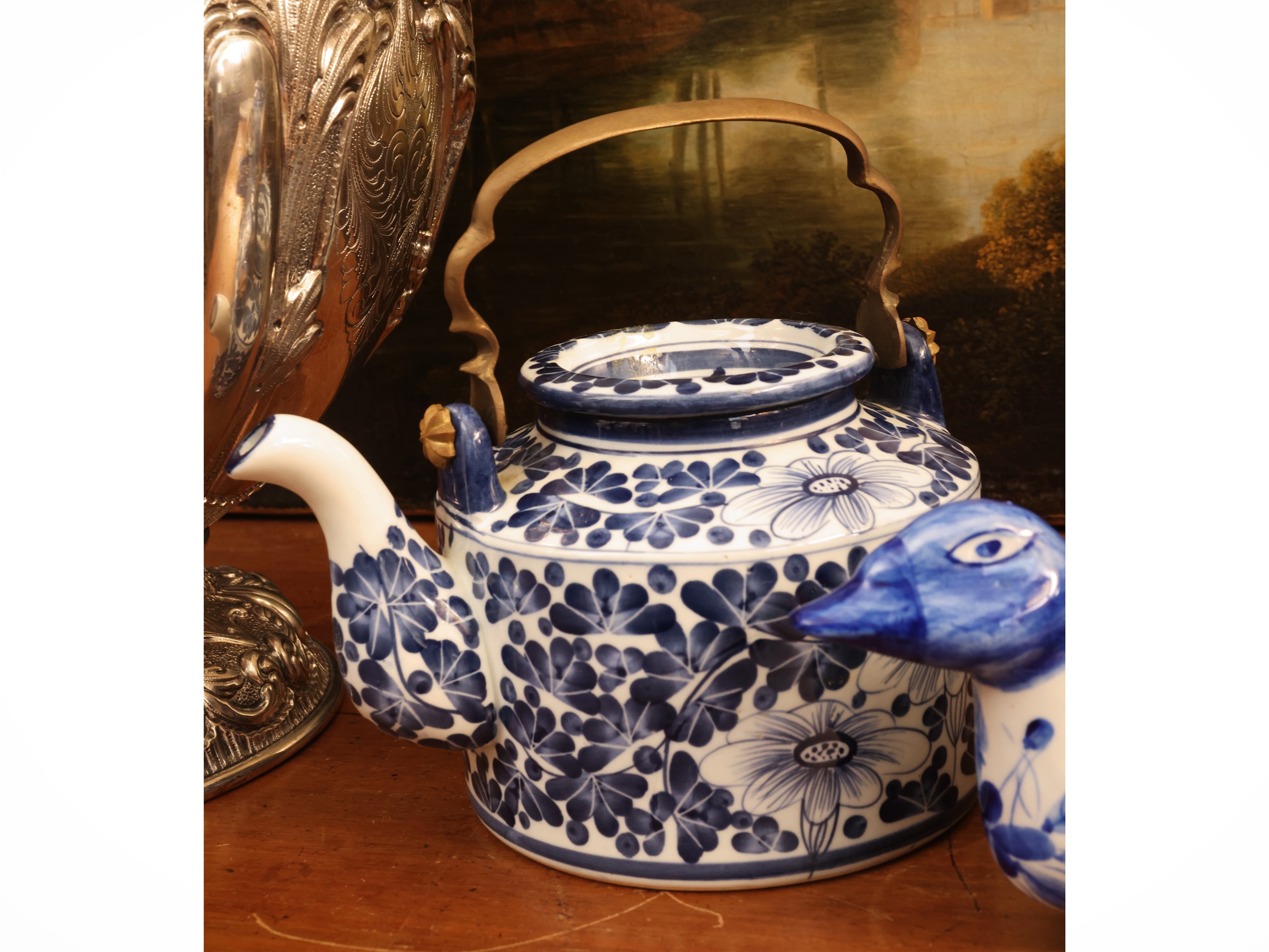 Accessori in porcellana di gusto orientale, barattolo e teiere in monocromia blu