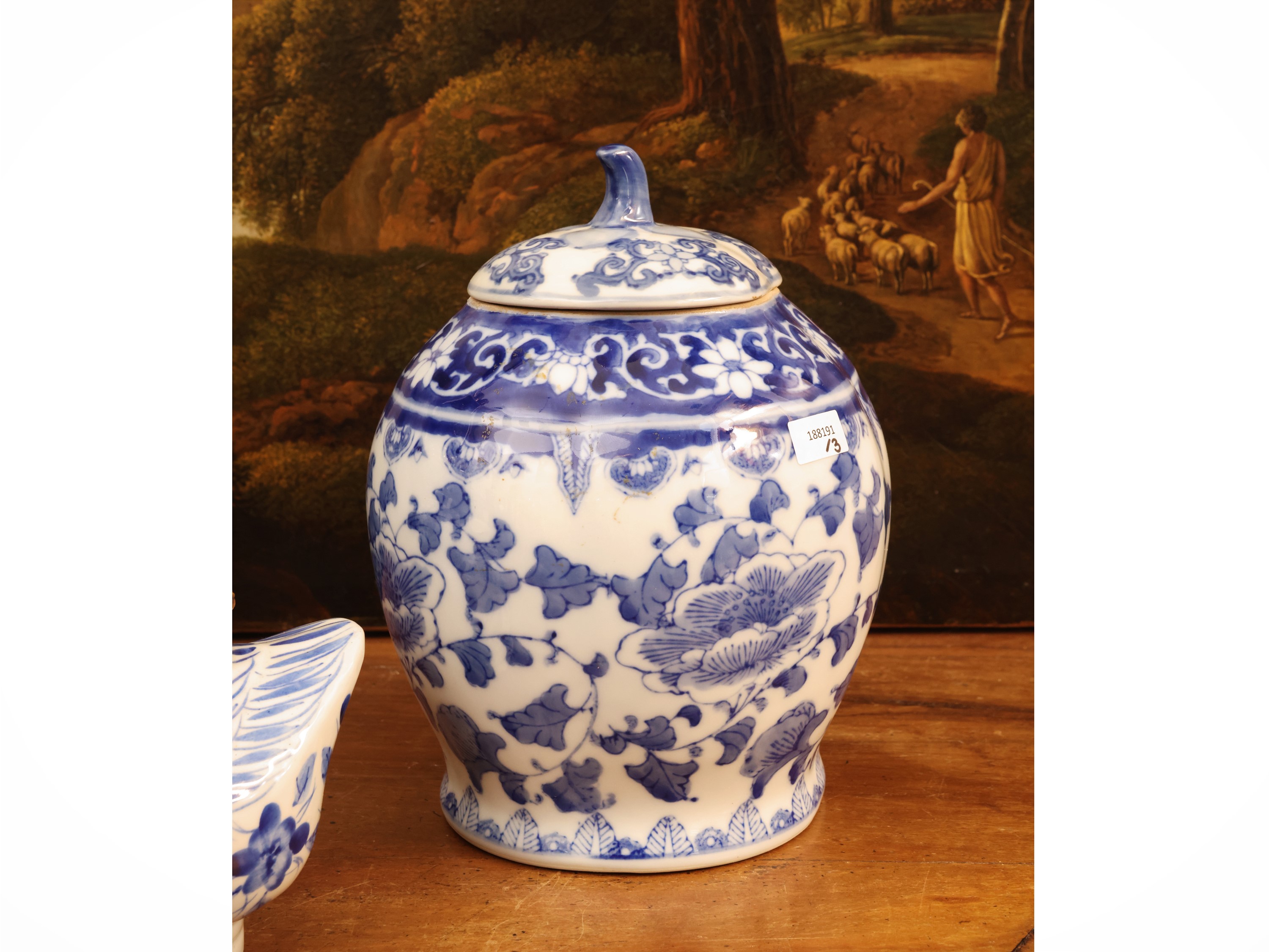 Accessori in porcellana di gusto orientale, barattolo e teiere in monocromia blu