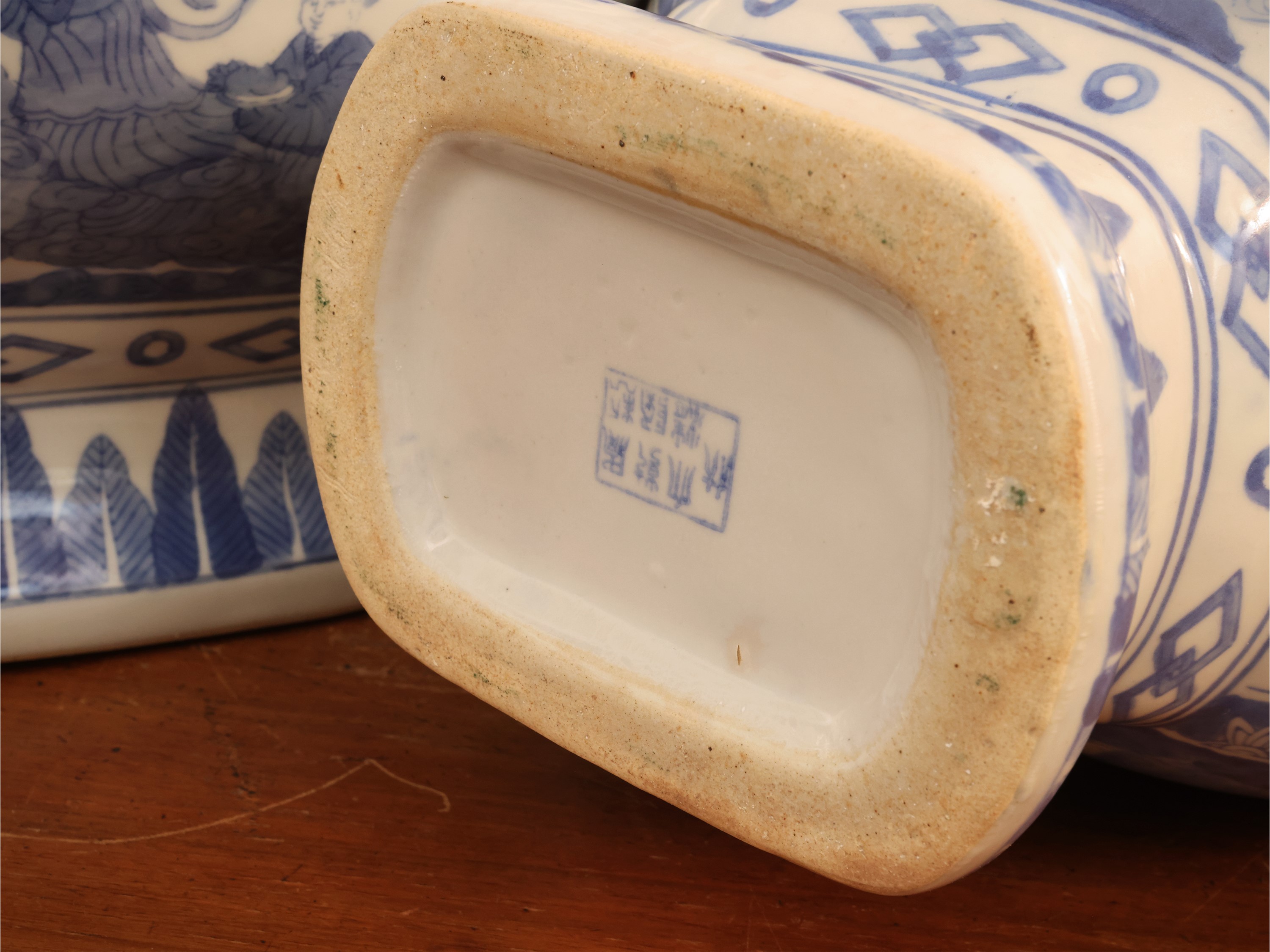 Coppia di vasi decorativi in porcellana, decorazione monocroma blu a chinoiserie, h 38 cm