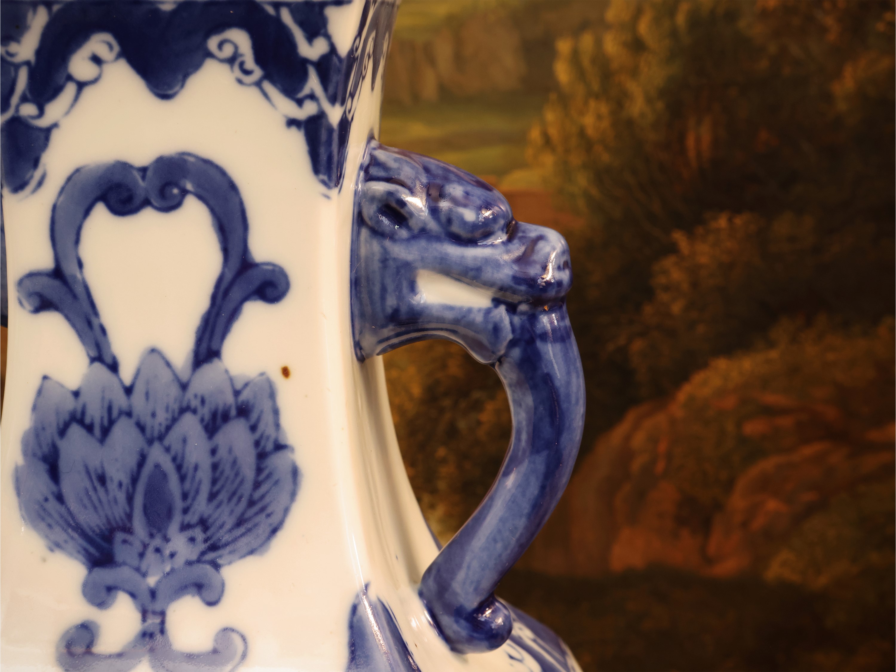 Coppia di vasi decorativi in porcellana, monocromia blu a chinoiserie