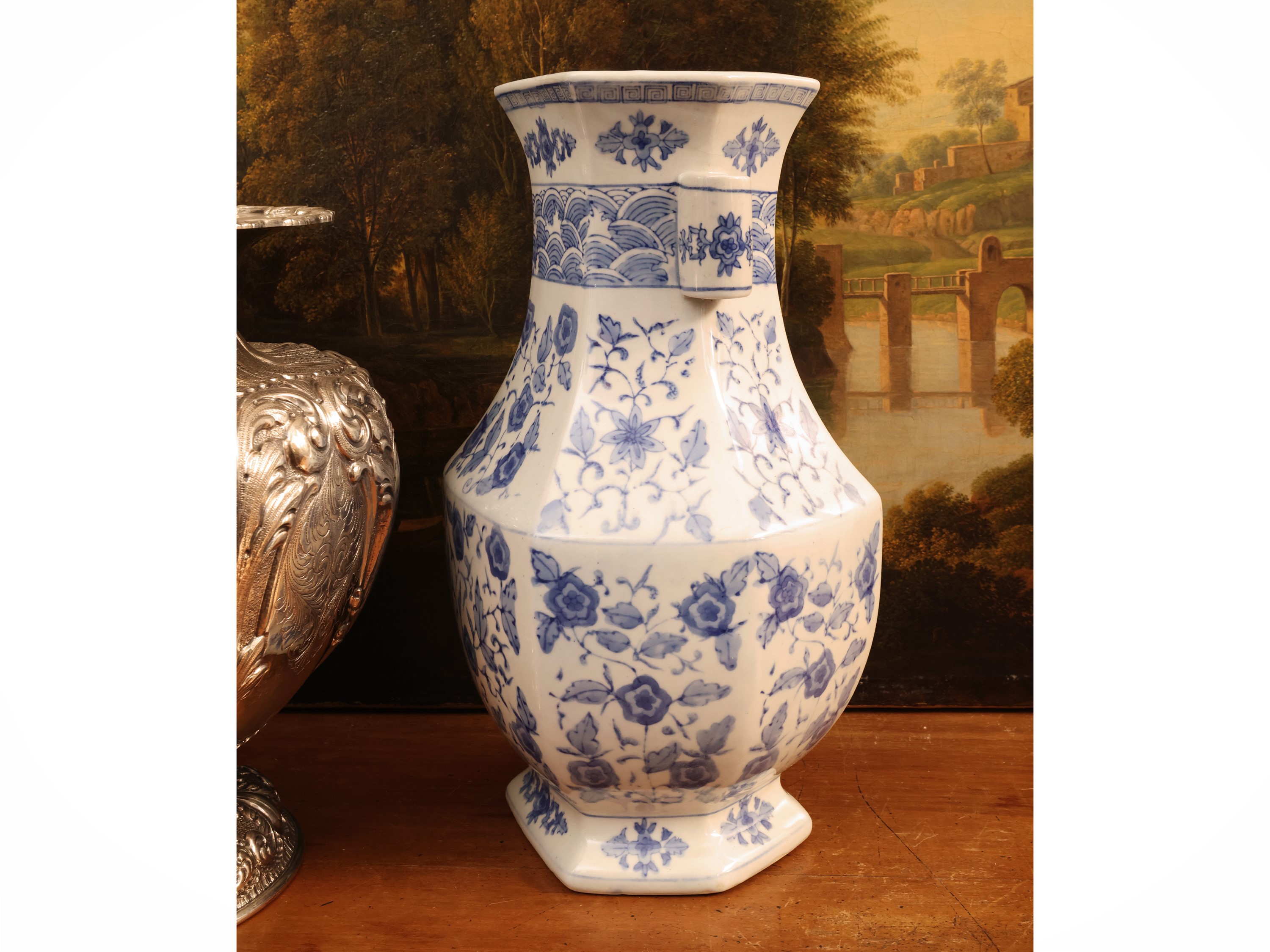 Vaso decorativo in porcellana, decorazione a monocromia blu in stile chinoiserie