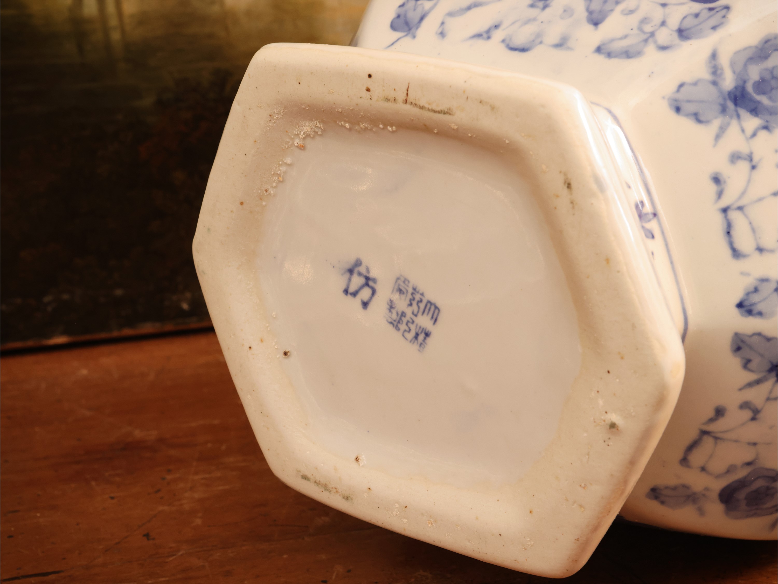 Vaso decorativo in porcellana, decorazione a monocromia blu in stile chinoiserie