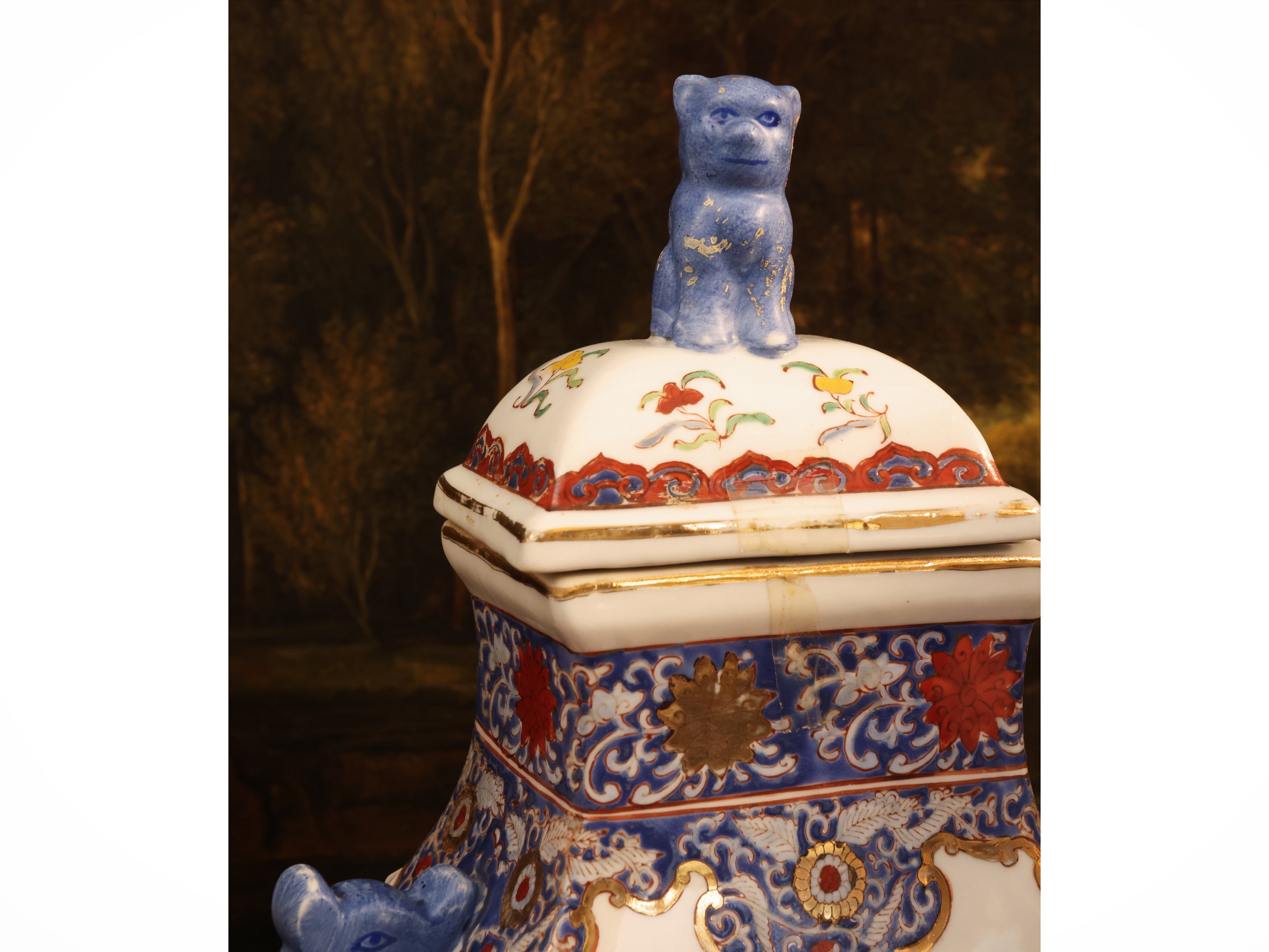Serie di tre vasi decorativi a potiche in porcellana con stemmi gentilizi, h 40 cm