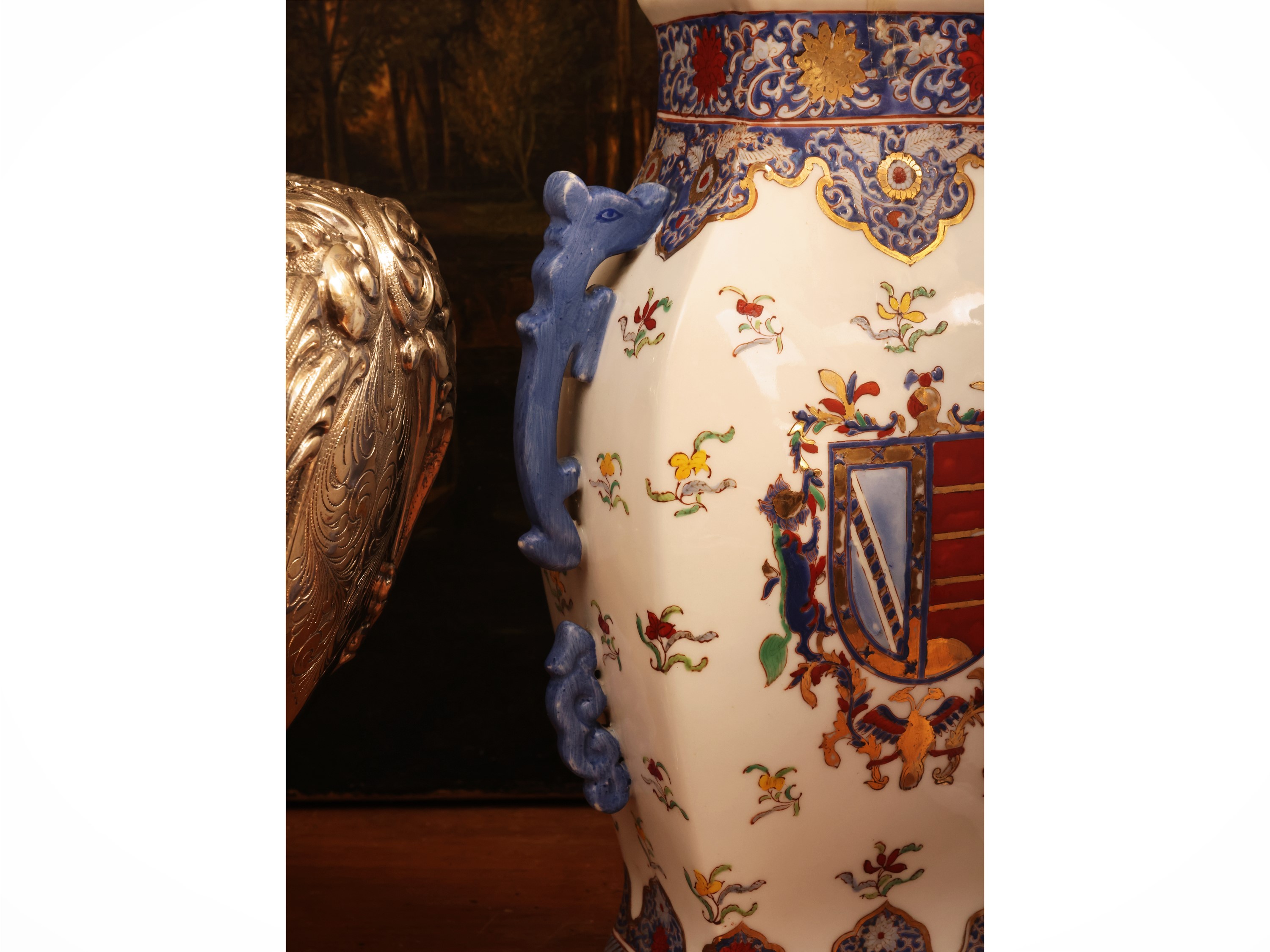 Serie di tre vasi decorativi a potiche in porcellana con stemmi gentilizi, h 40 cm