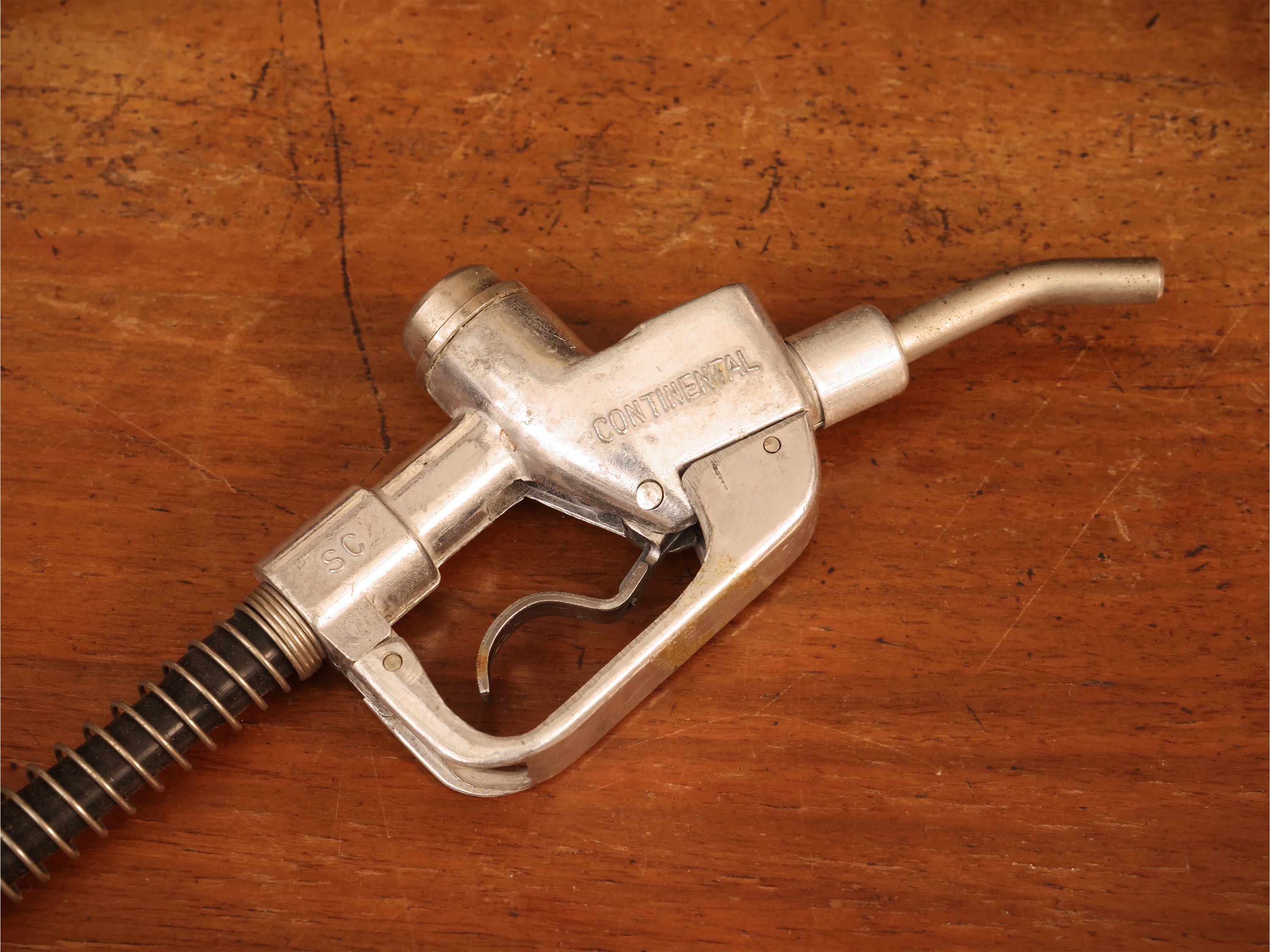 Pompa di benzina vintage in miniatura, metallo e materiale plastico
