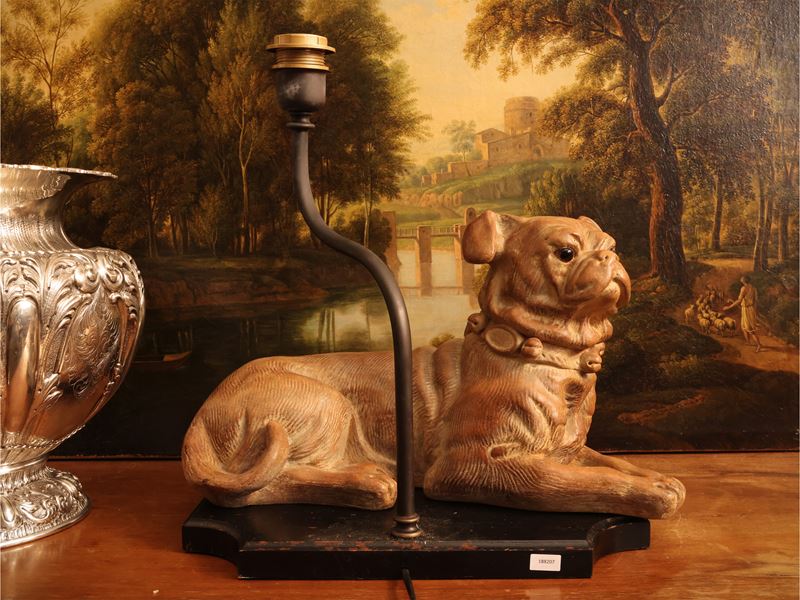 Lume da tavolo animalier con cane Carlino, imitazione terracotta