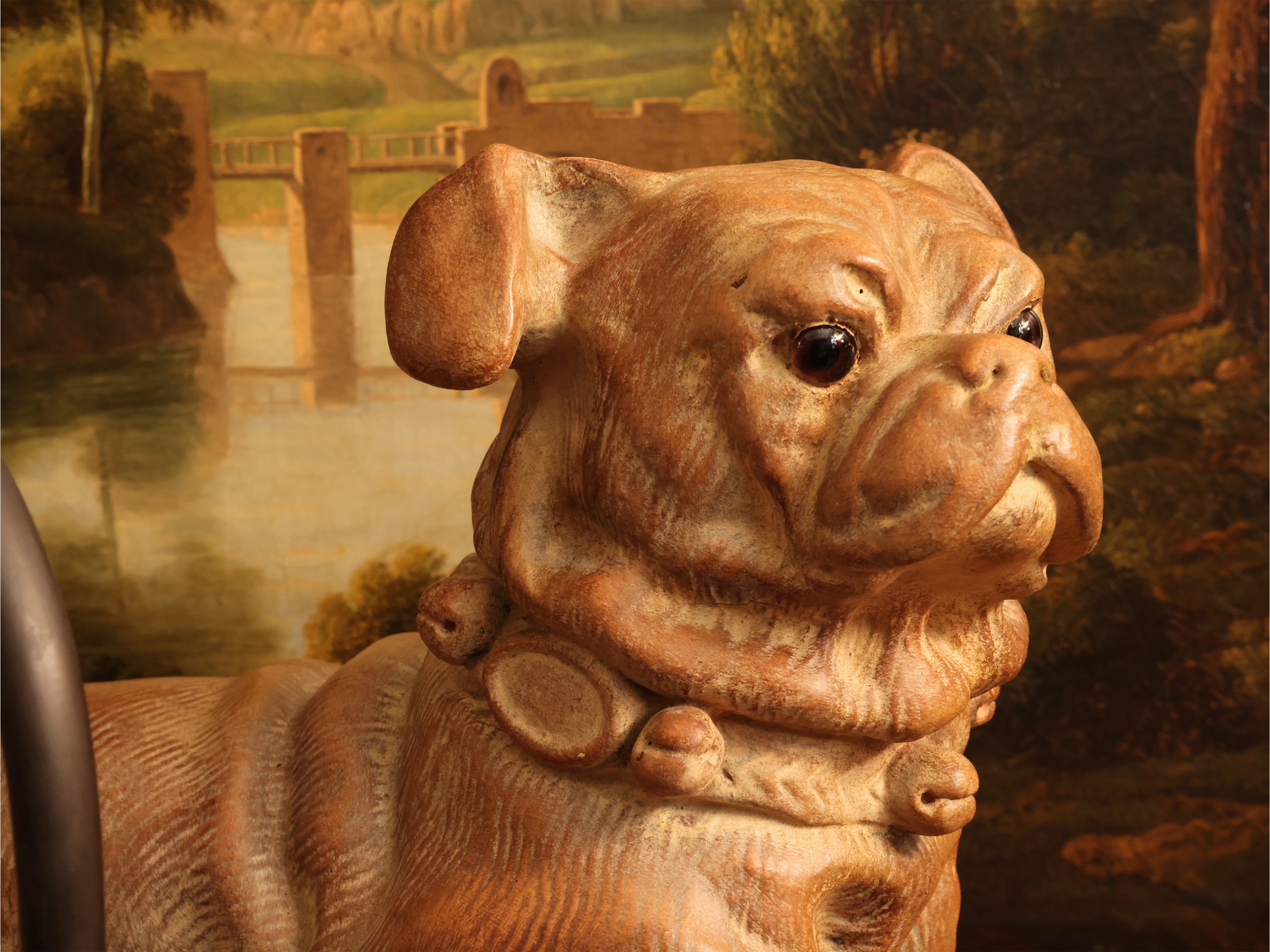 Lume da tavolo animalier con cane Carlino, imitazione terracotta