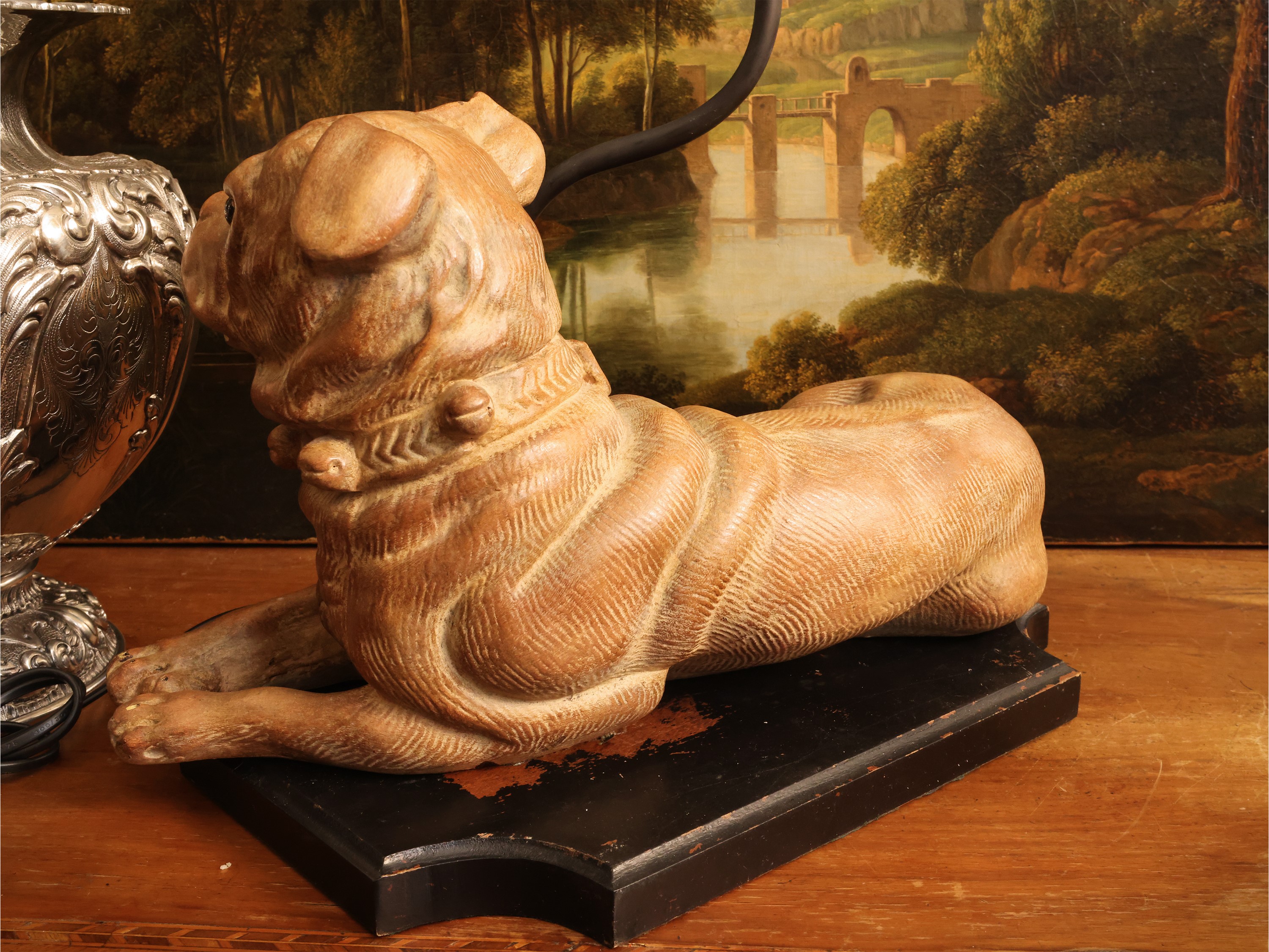 Lume da tavolo animalier con cane Carlino, imitazione terracotta