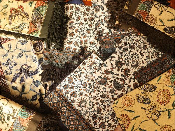 Assortimento di otto tovagliette in tessuti indiani