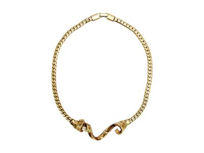 Trifari, Collana in trifanium dorato con motivo a volute e strass