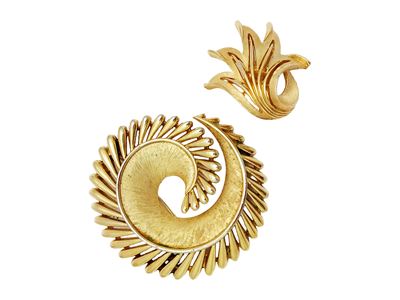 Trifari, Spilla in trifanium dorato a forma di spirale (America, anni Sessanta)