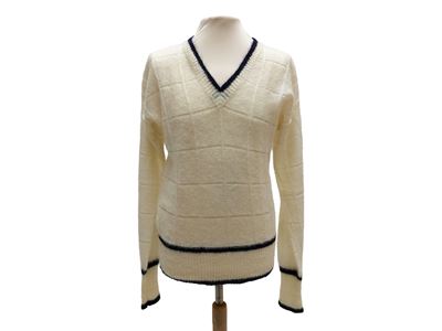 Milena Moselli, Maglione da tennis in mohair panna con dettagli blu e scollo a V