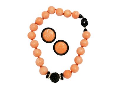 Demi parure, Collana e orecchini a clip in resina a colori corallo rosa e nero