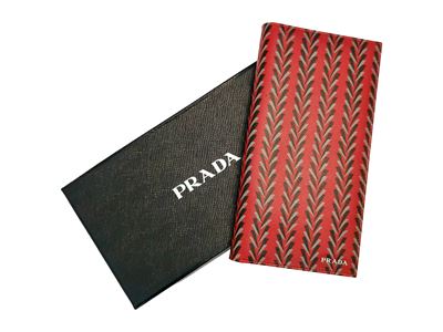 Prada, Portadocumenti in pelle saffiano rossa con motivo chevron