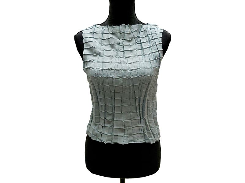 Emporio Armani, Top plissettato color carta da zucchero con motivo geometrico
