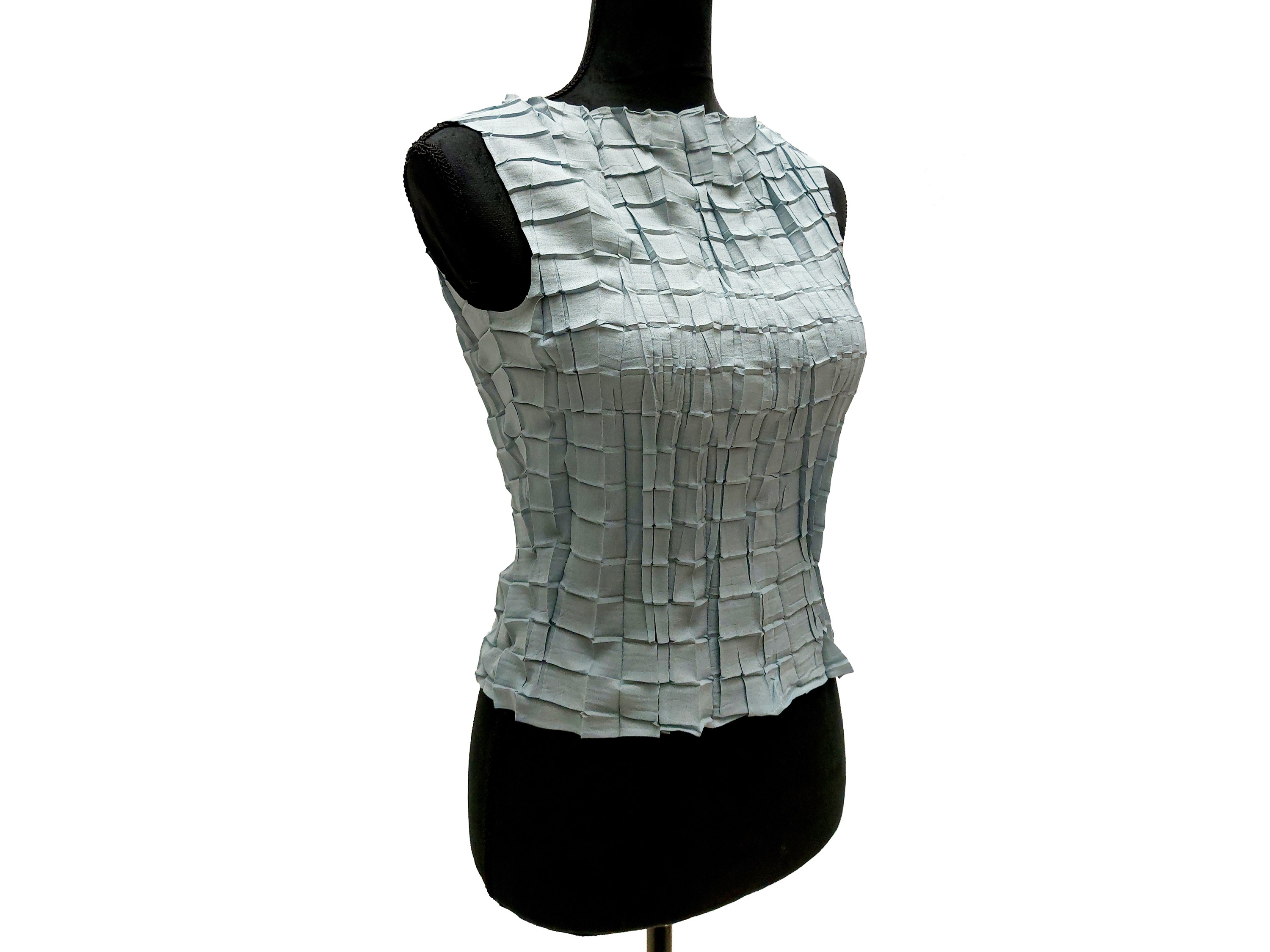 Emporio Armani, Top plissettato color carta da zucchero con motivo geometrico