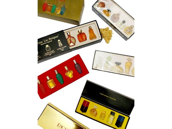 Cinque cofanetti di profumi mignon da collezione