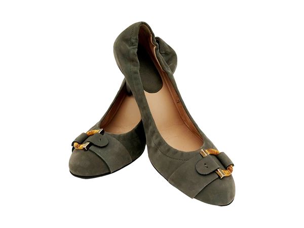 Salvatore Ferragamo – Grey suede court shoes