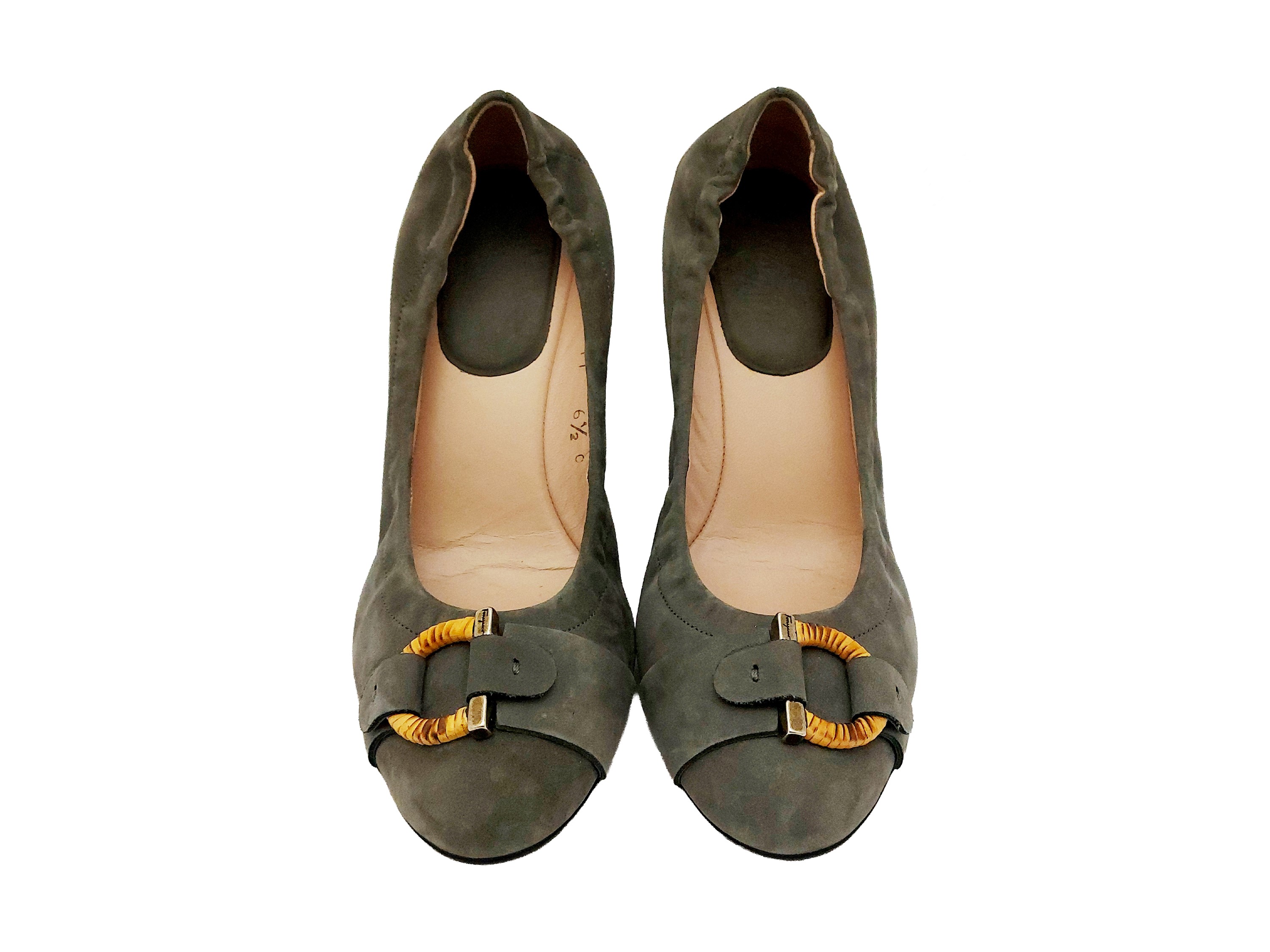 Ferragamo, Décolleté in suede grigio con fibbia in legno logata