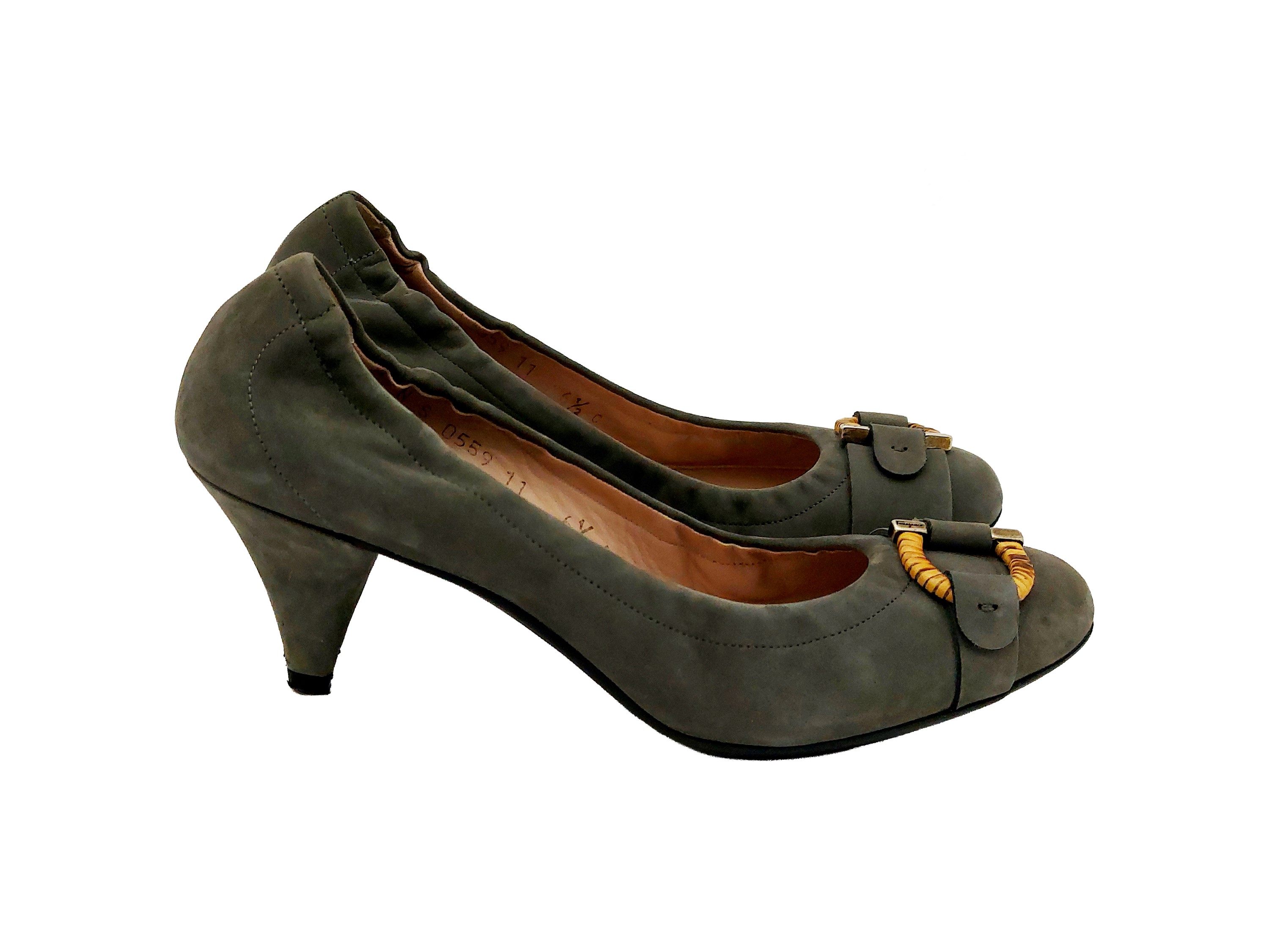 Ferragamo, Décolleté in suede grigio con fibbia in legno logata