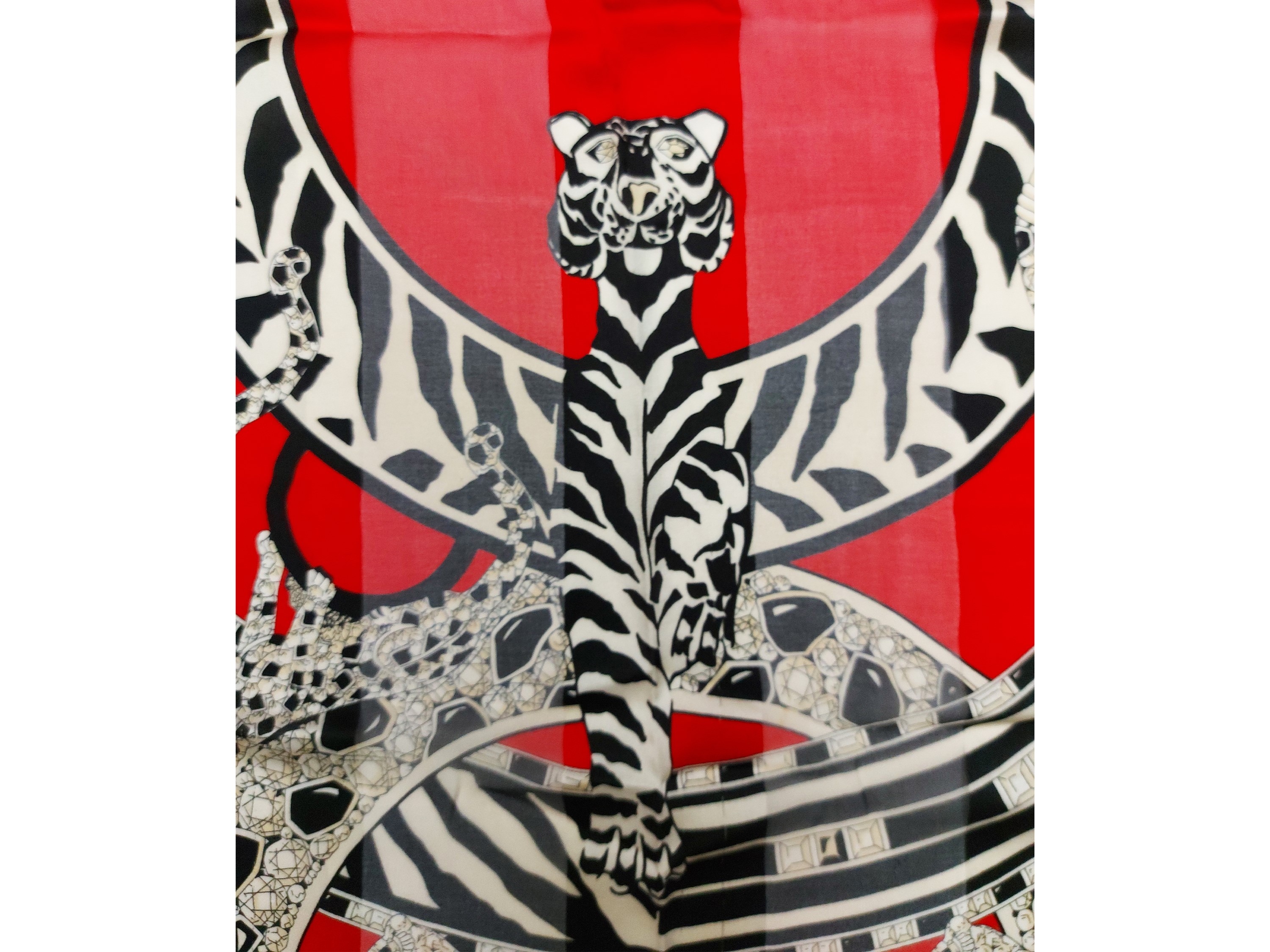 Must de Cartier, Foulard in chiffon di seta con motivo pantere bianche e nere