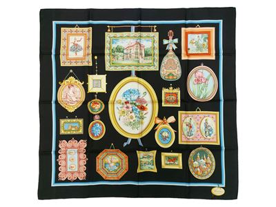Gucci, Foulard in seta con motivo a quadri e cornici d’arte