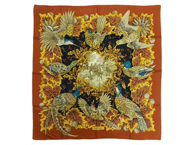 Salvatore Ferragamo, Foulard in seta con scena di caccia e volatili